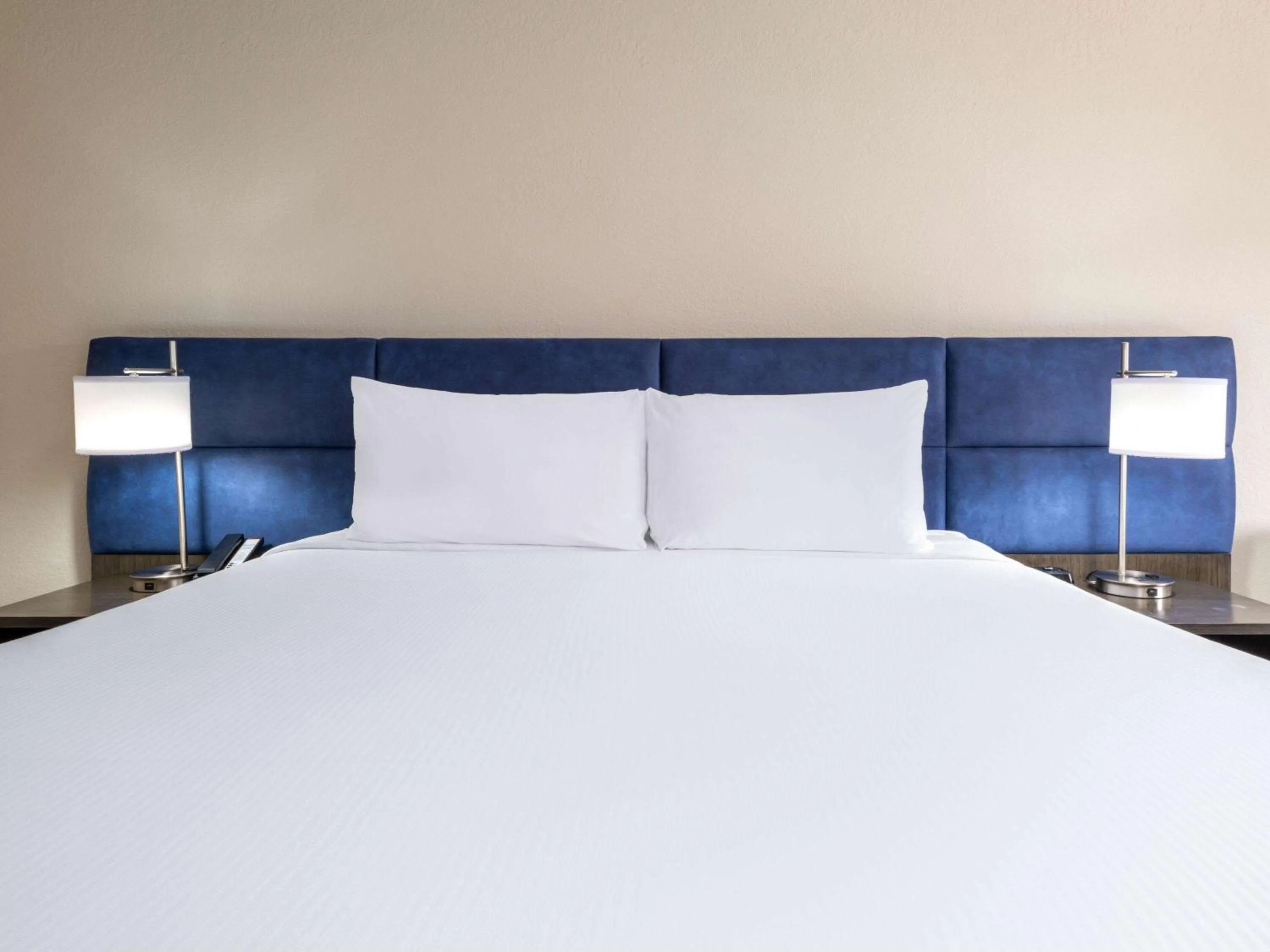 Photo of the whole room, Bed in Wyndham Boca Raton Hotel