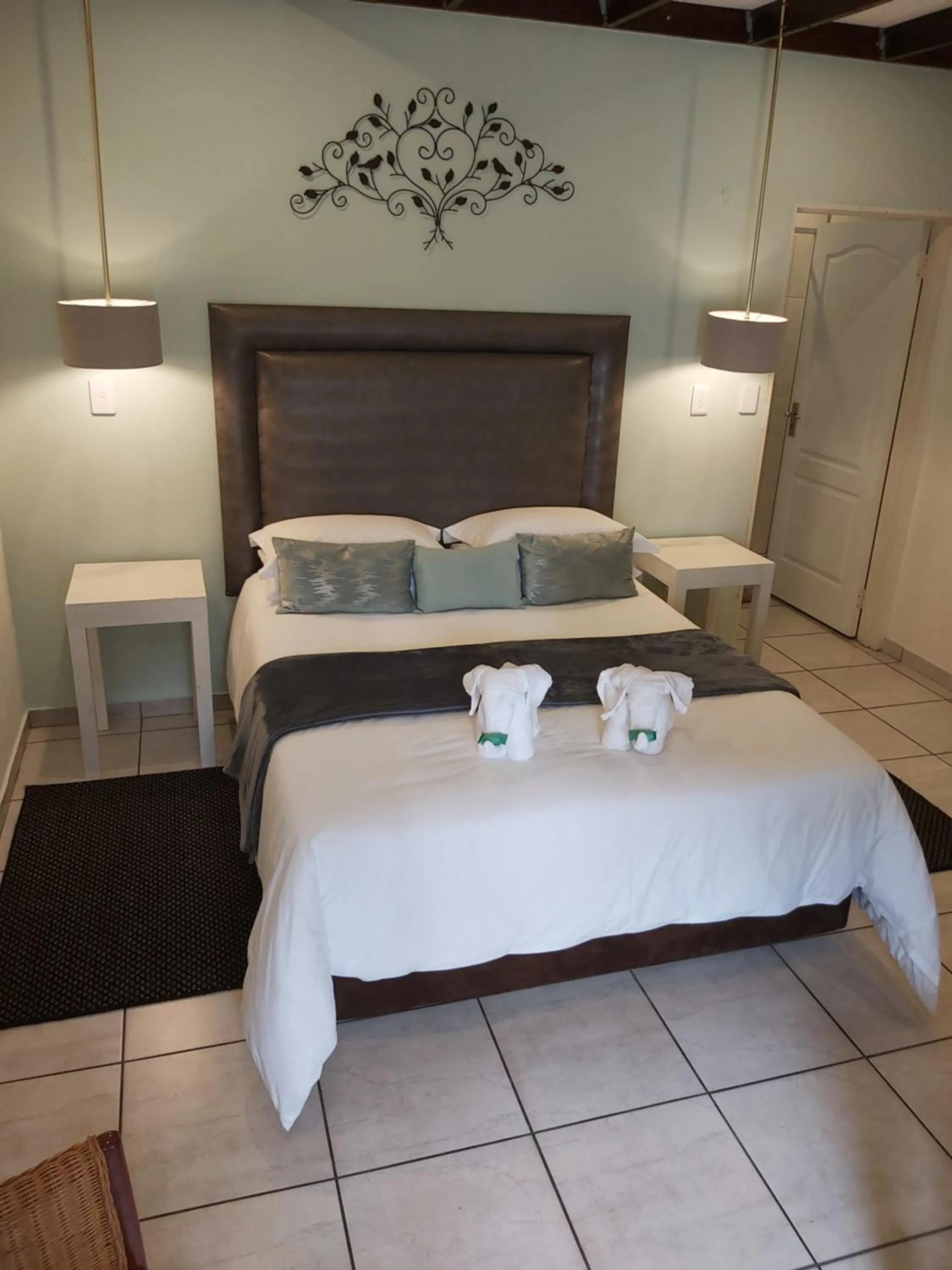 Photo of the whole room, Bed in Rockview Lodge