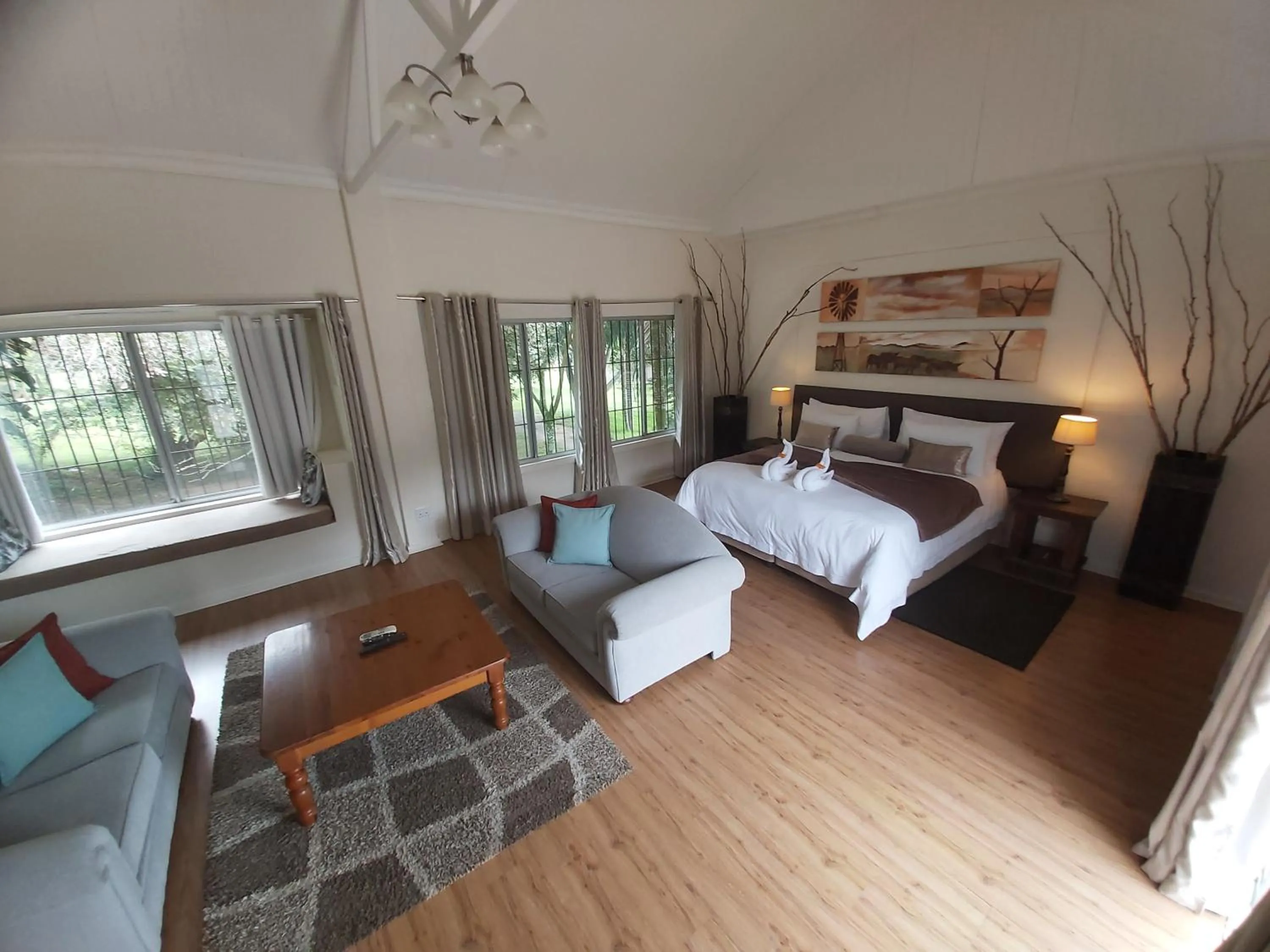 Photo of the whole room, Bed in Rockview Lodge