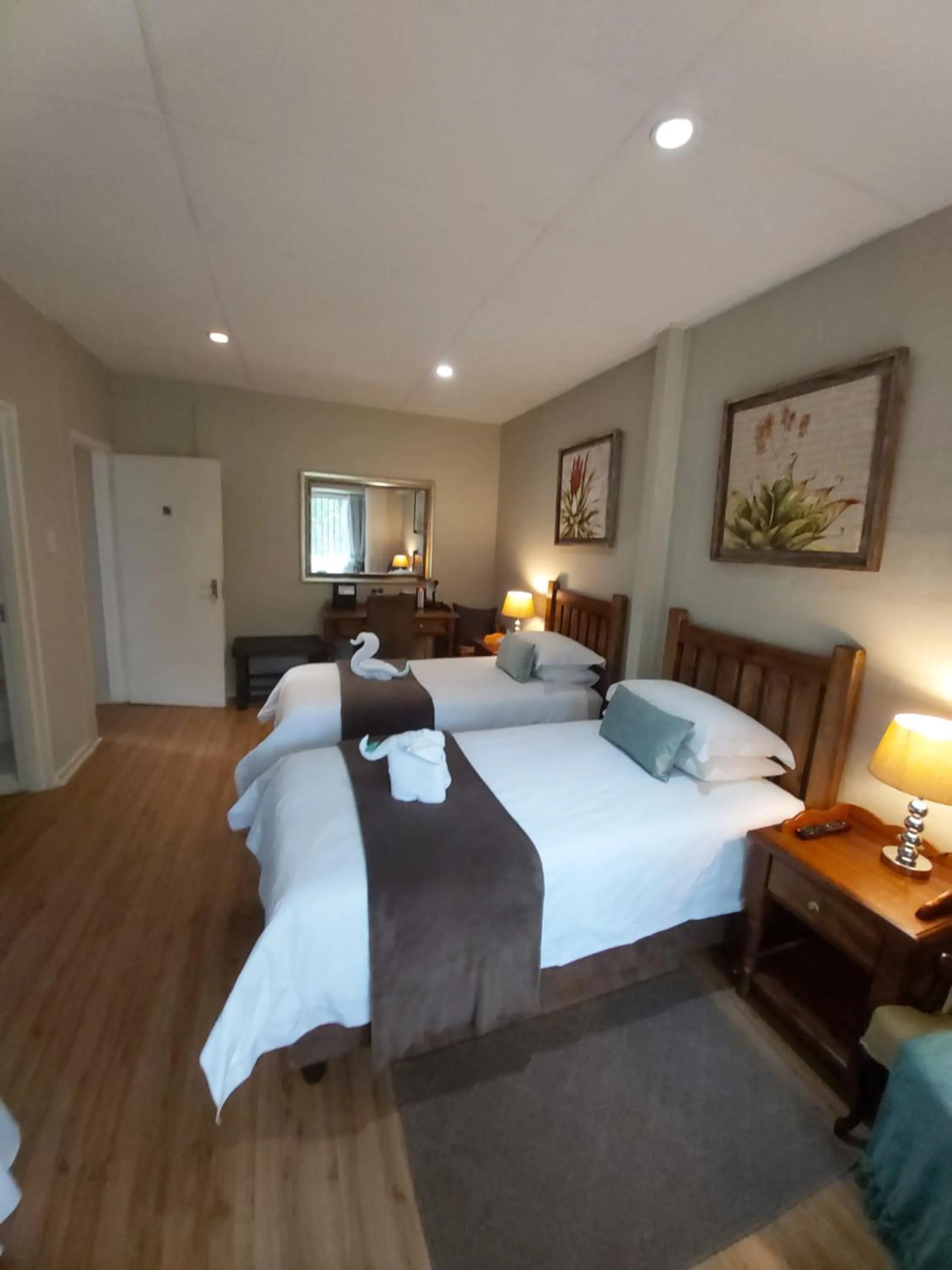 Photo of the whole room, Bed in Rockview Lodge