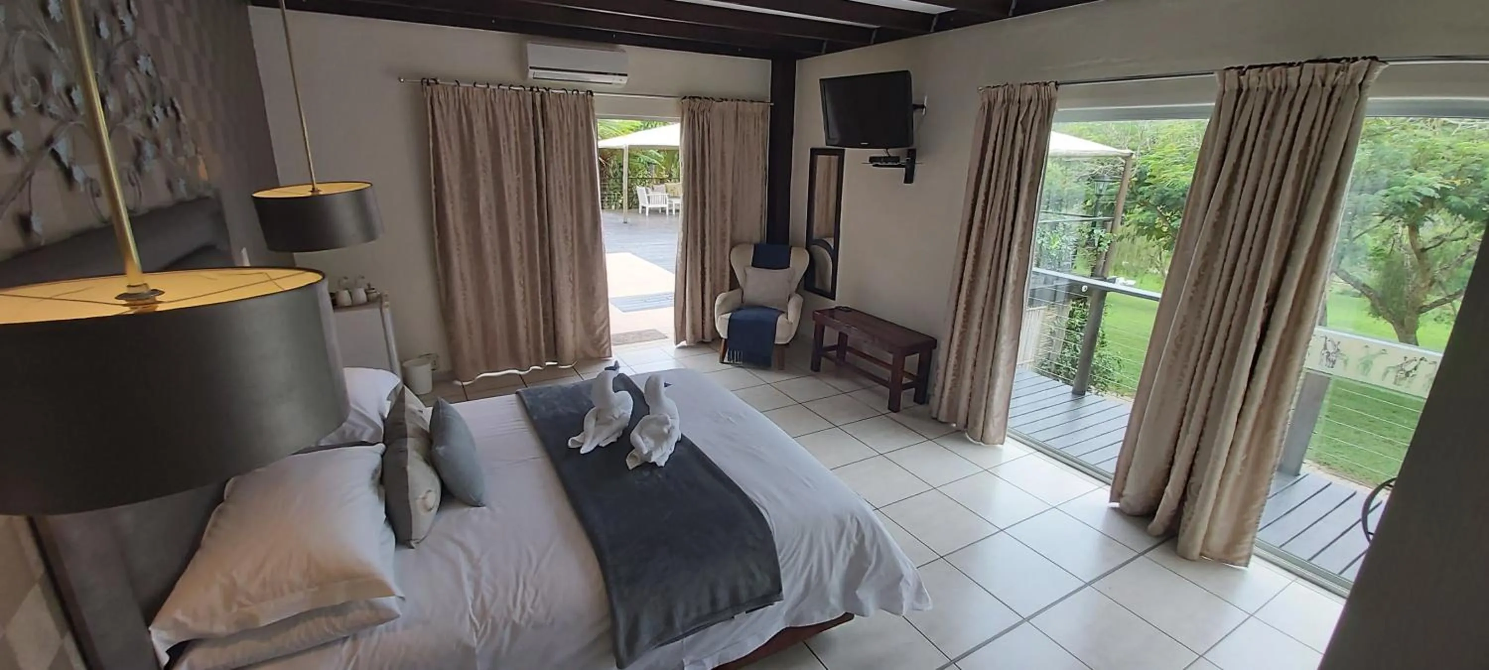 Photo of the whole room, Bed in Rockview Lodge