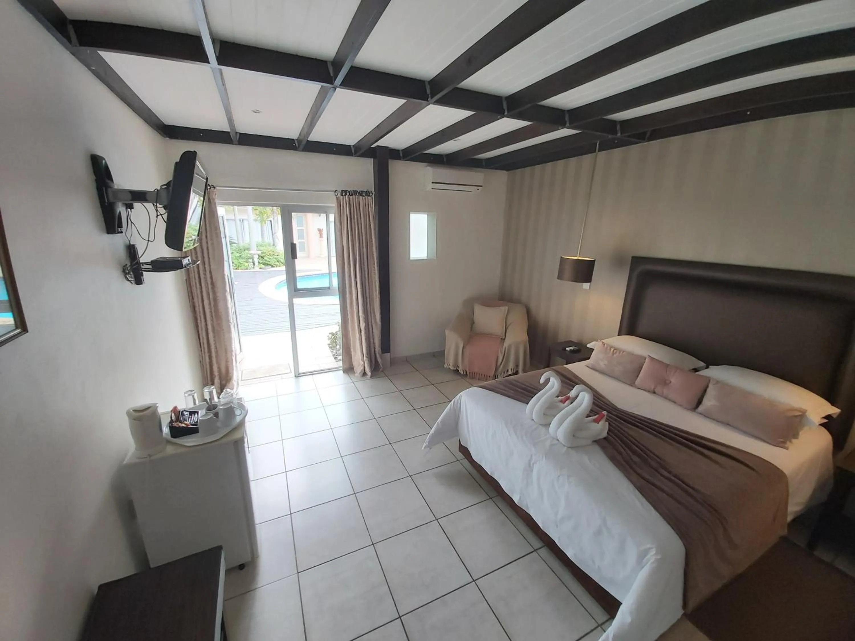 Photo of the whole room, Bed in Rockview Lodge