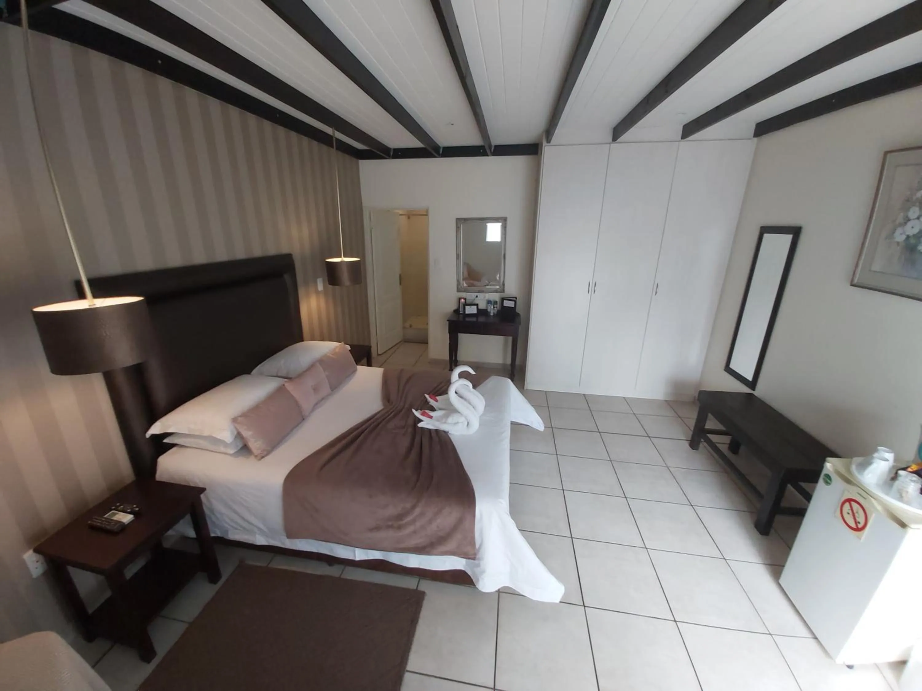 Photo of the whole room, Bed in Rockview Lodge