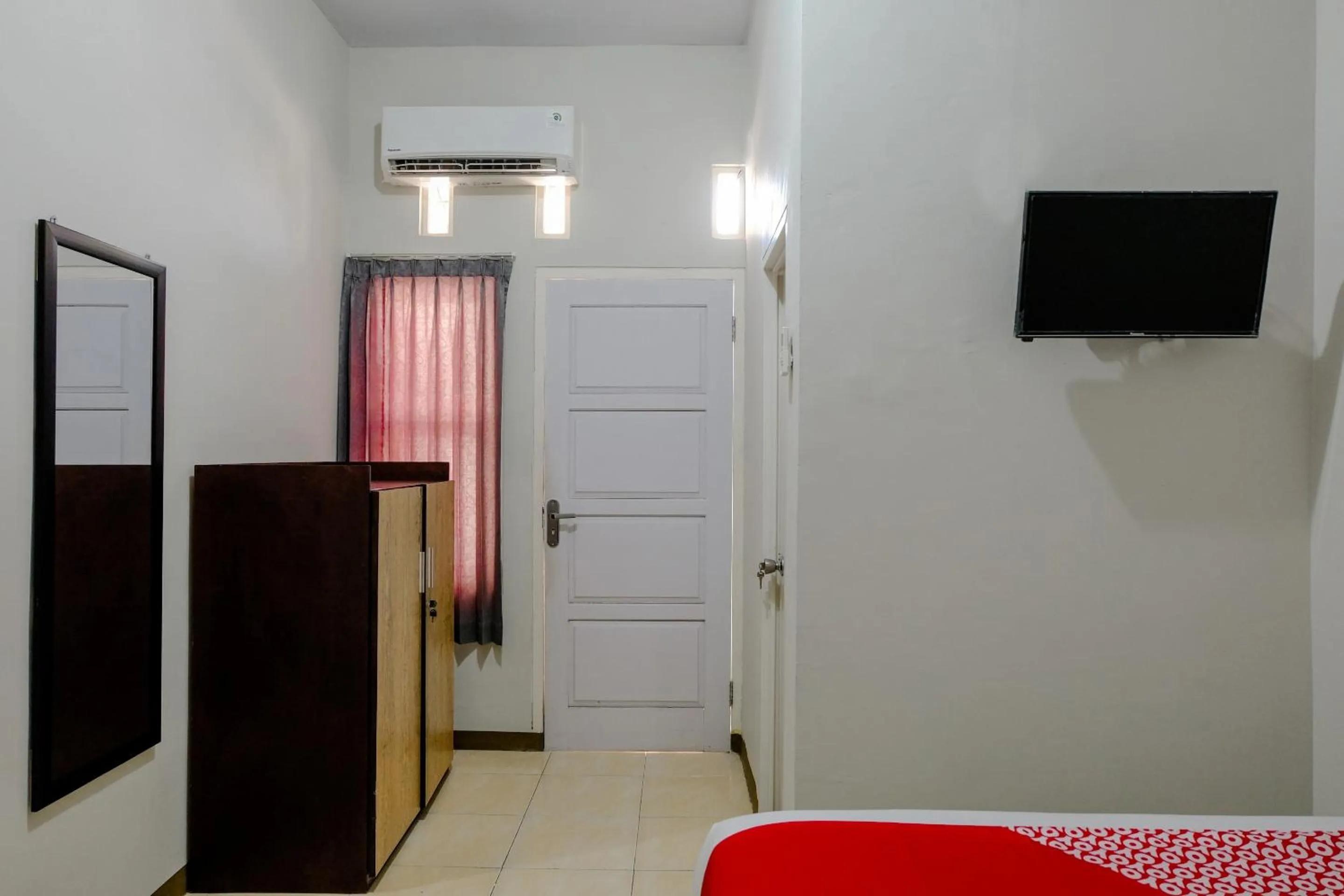 Bedroom, TV/Entertainment Center in OYO 1475 Oemah Jawa Family Residence