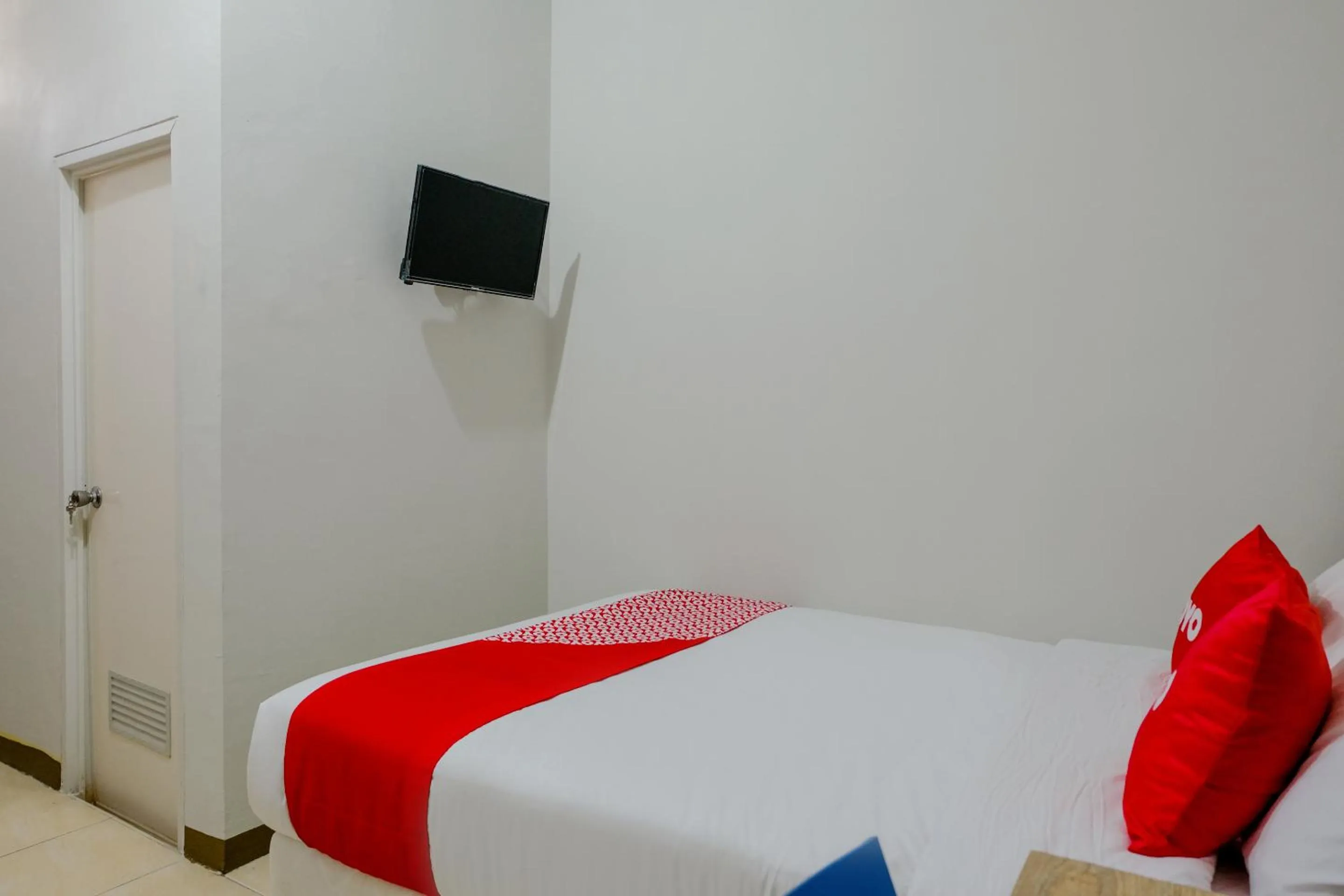 Bedroom, TV/Entertainment Center in OYO 1475 Oemah Jawa Family Residence