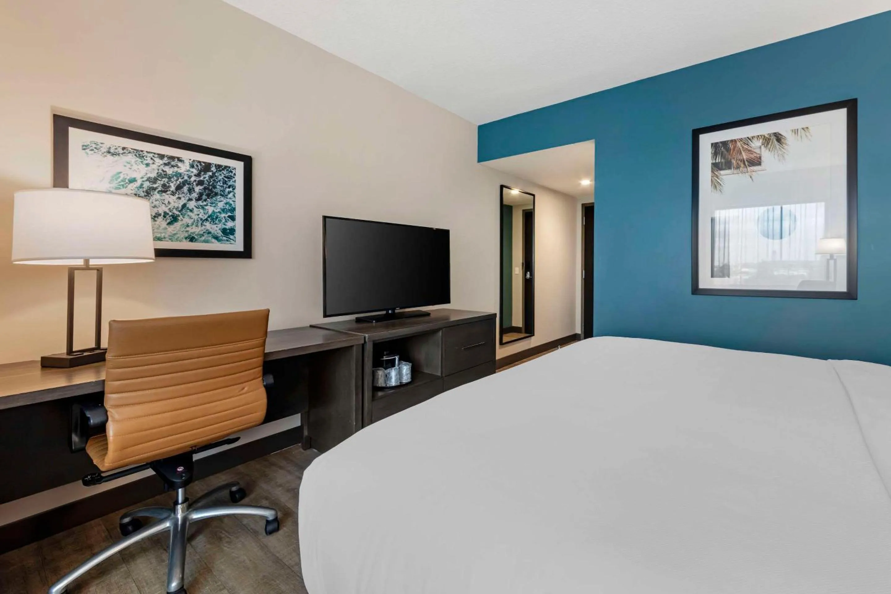 Bedroom, Bed in Comfort Inn & Suites Miami International Airport