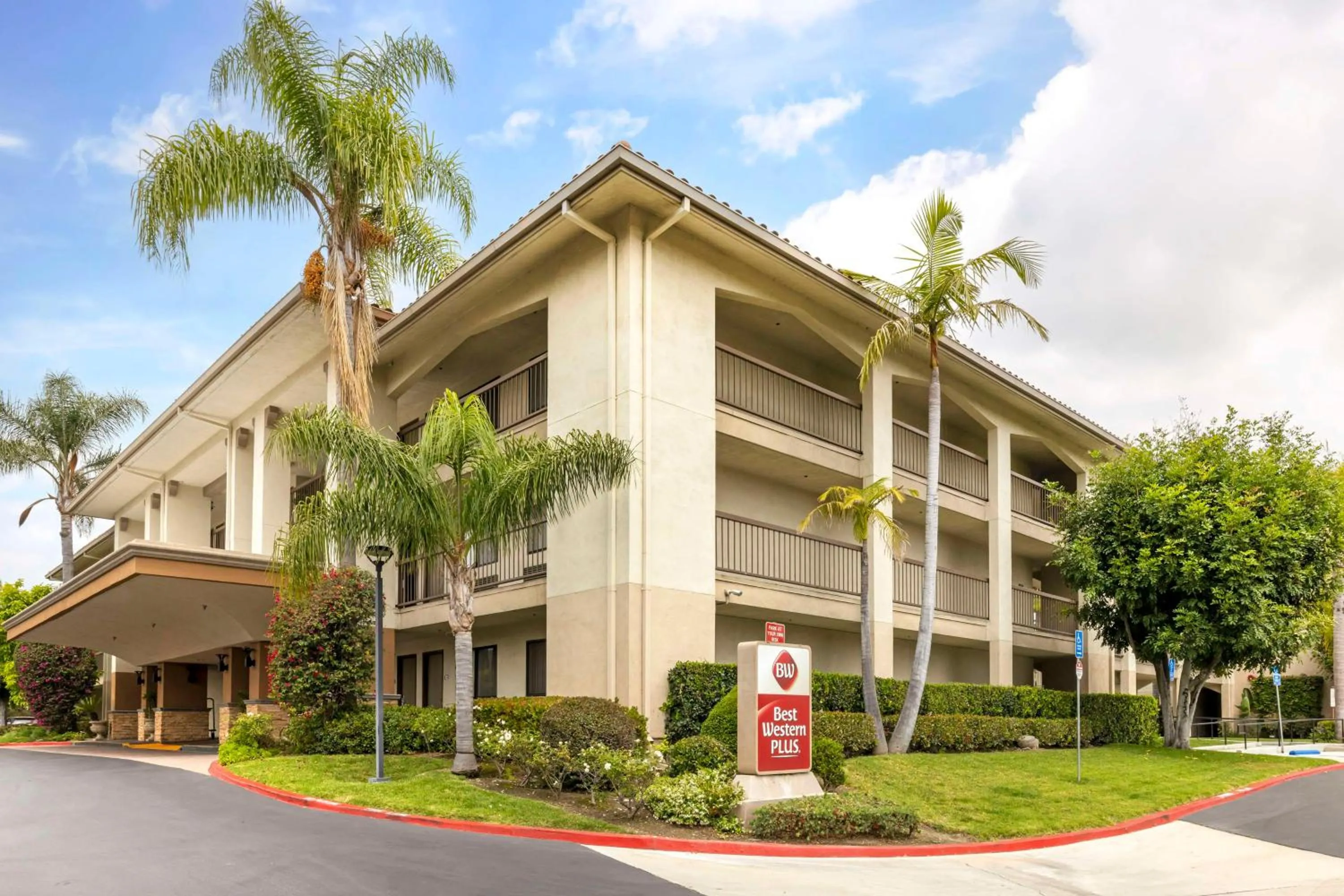 Property building in Best Western Plus Orange County Airport North