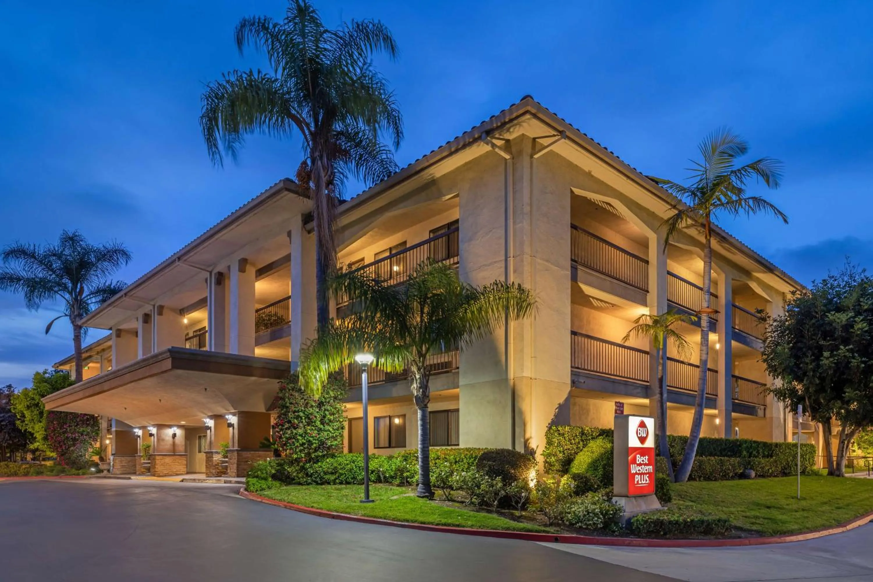 Property building in Best Western Plus Orange County Airport North
