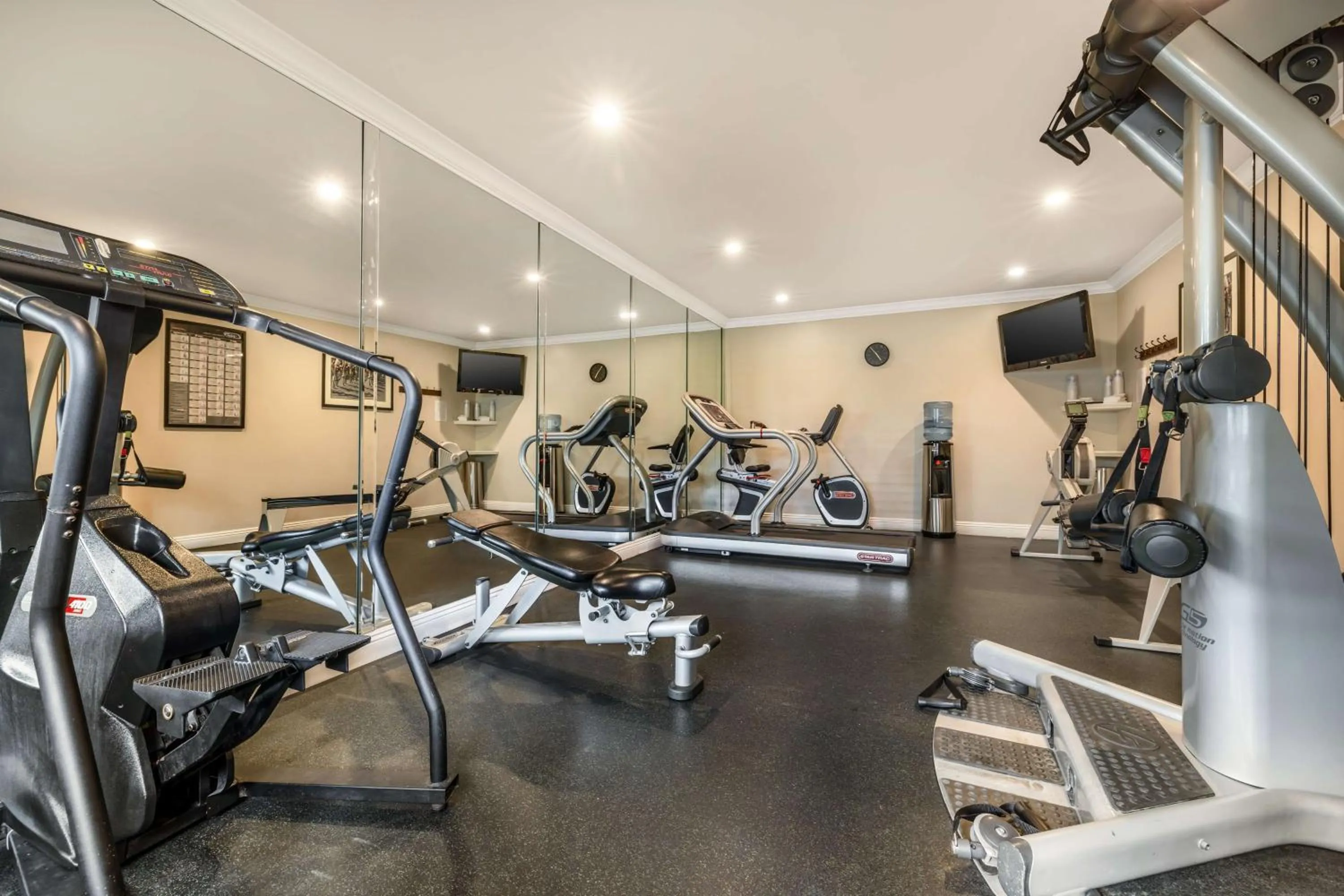 Fitness centre/facilities in Best Western Plus Orange County Airport North
