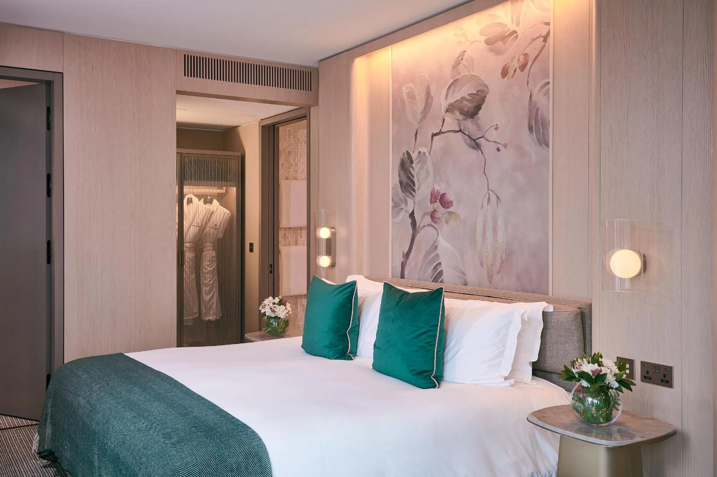 Bedroom, Bed in Pan Pacific London