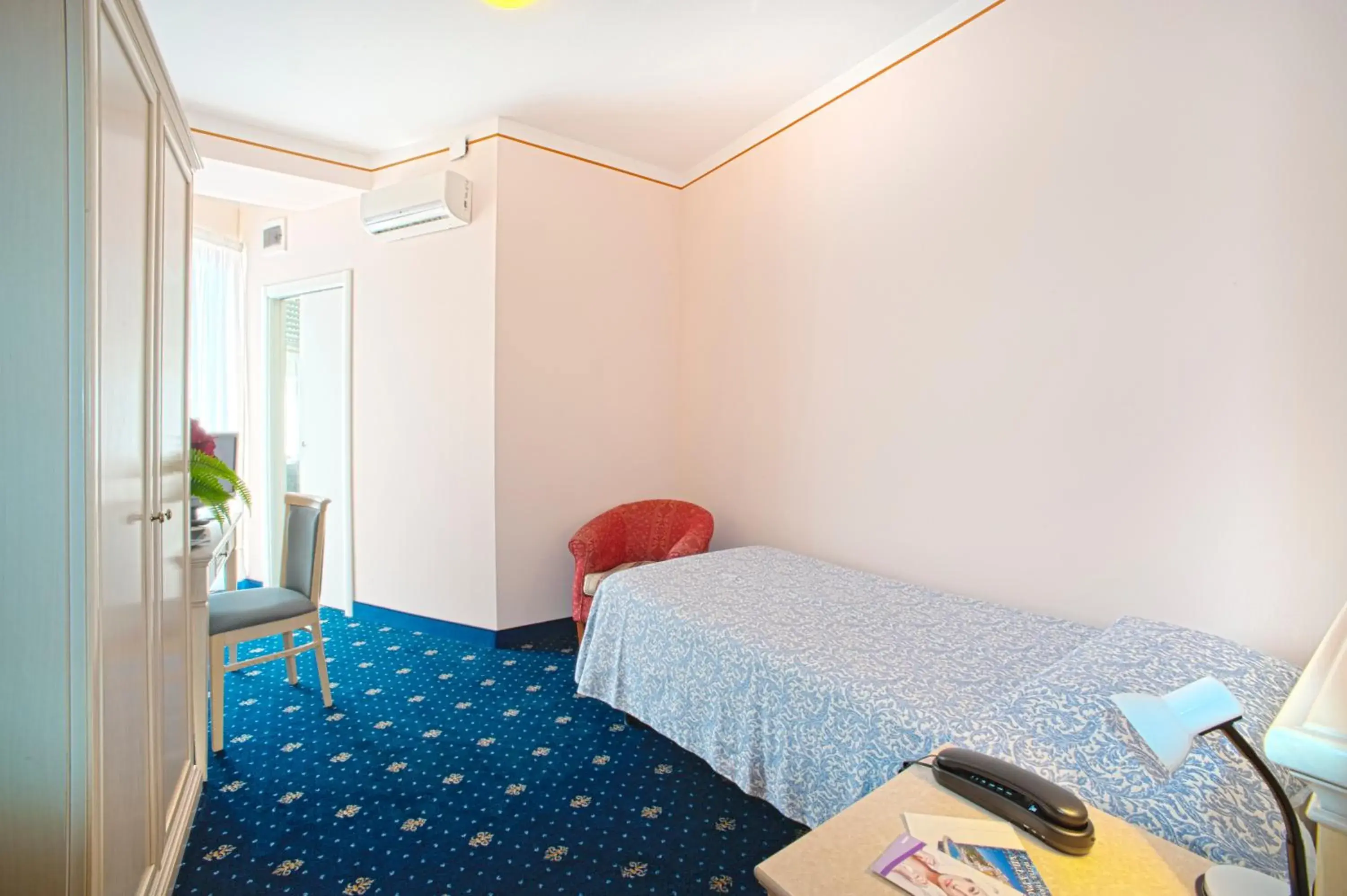 Single Room in Terme Villa Pace Single Room in Terme Villa Pace