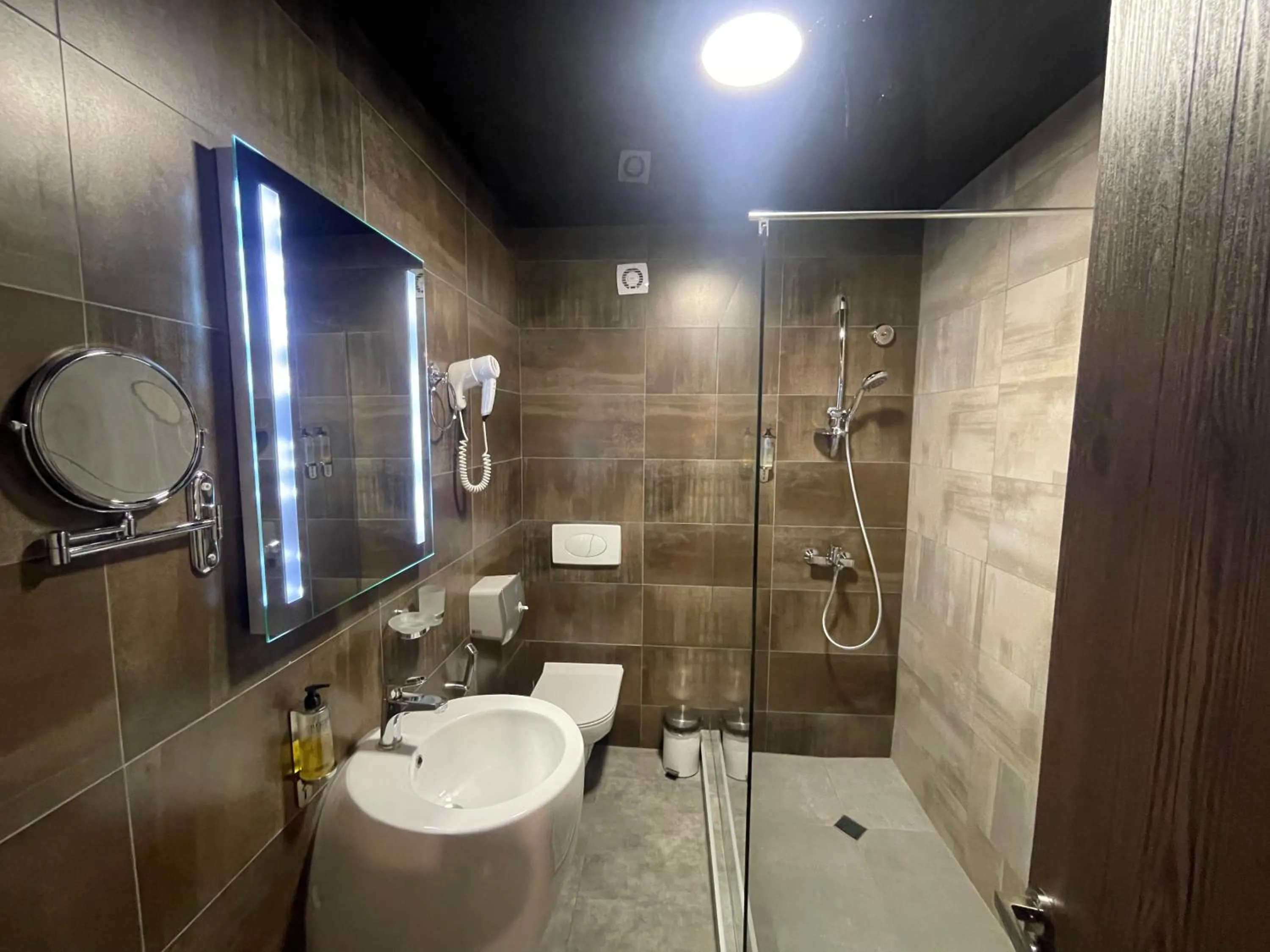 Shower in Apart Hotel West