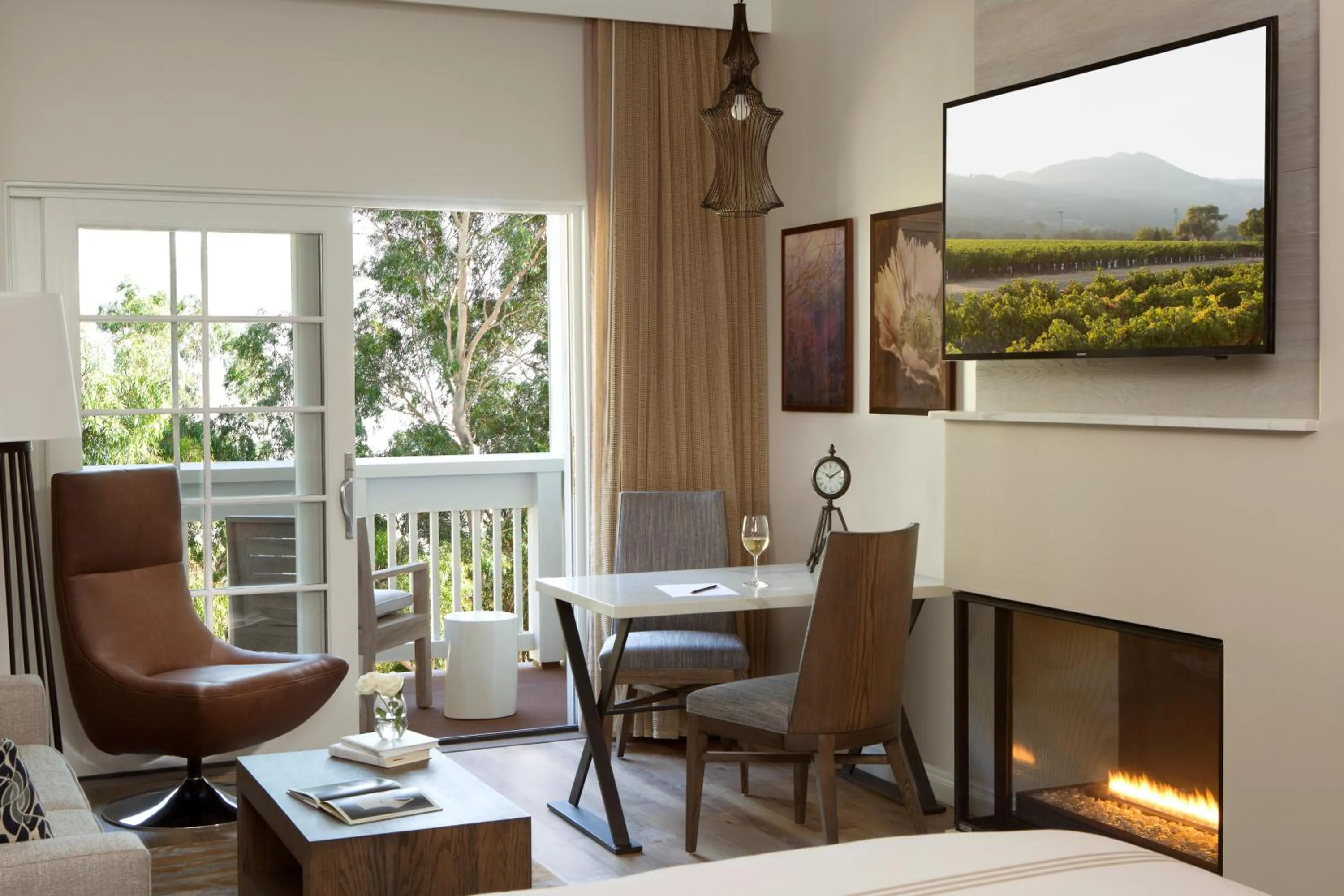 TV and multimedia in River Terrace Inn, a Noble House Hotel