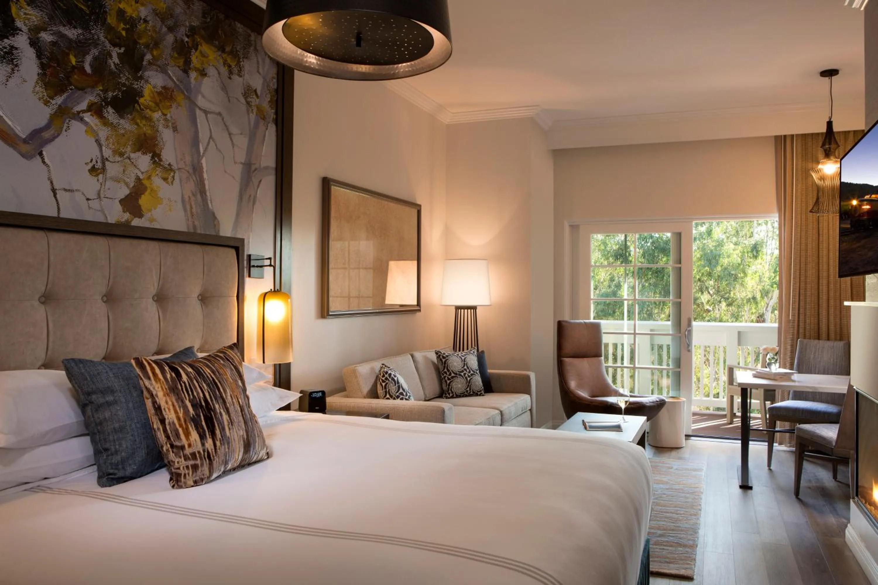 Patio, Bed in River Terrace Inn, a Noble House Hotel