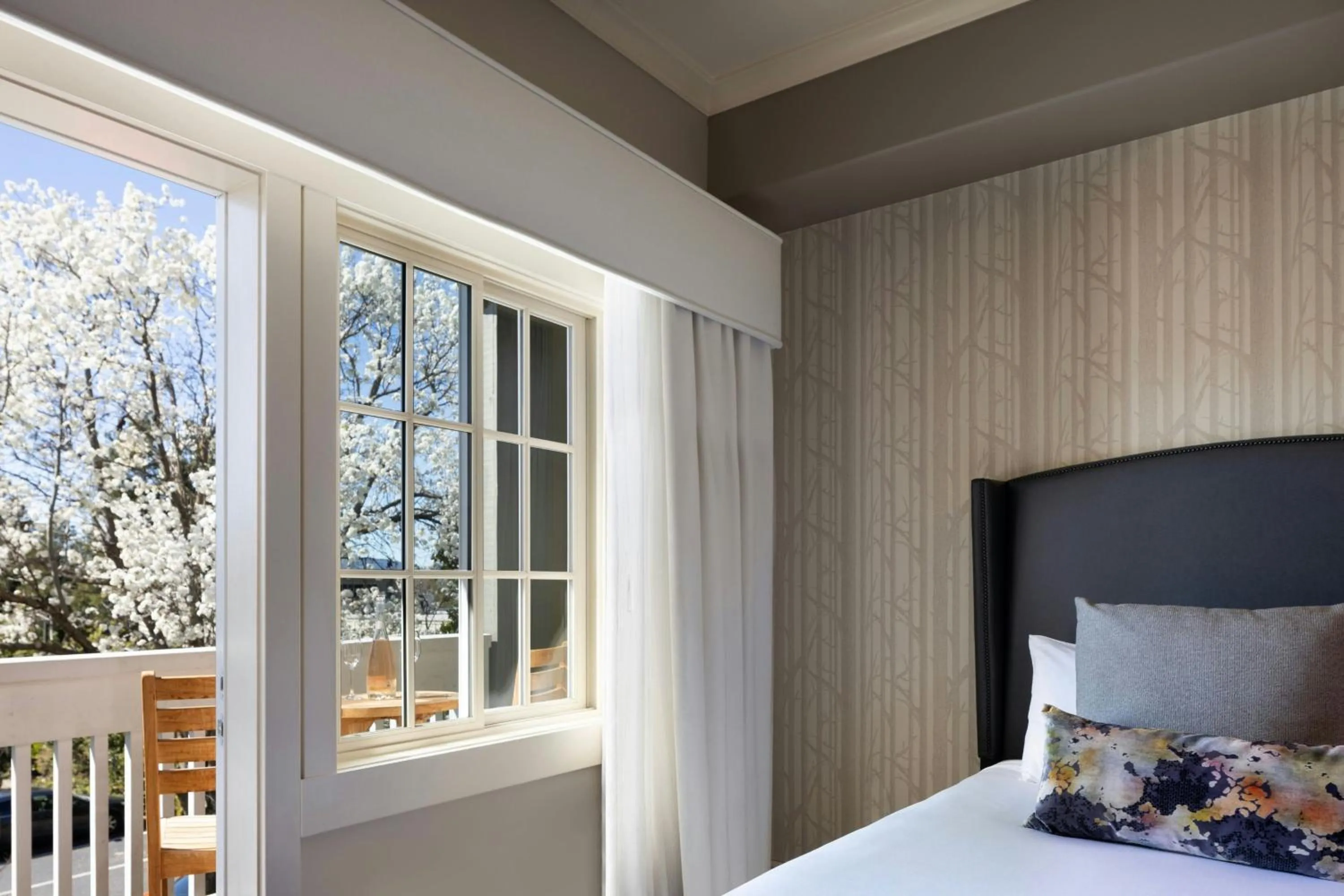 Photo of the whole room, Bed in River Terrace Inn