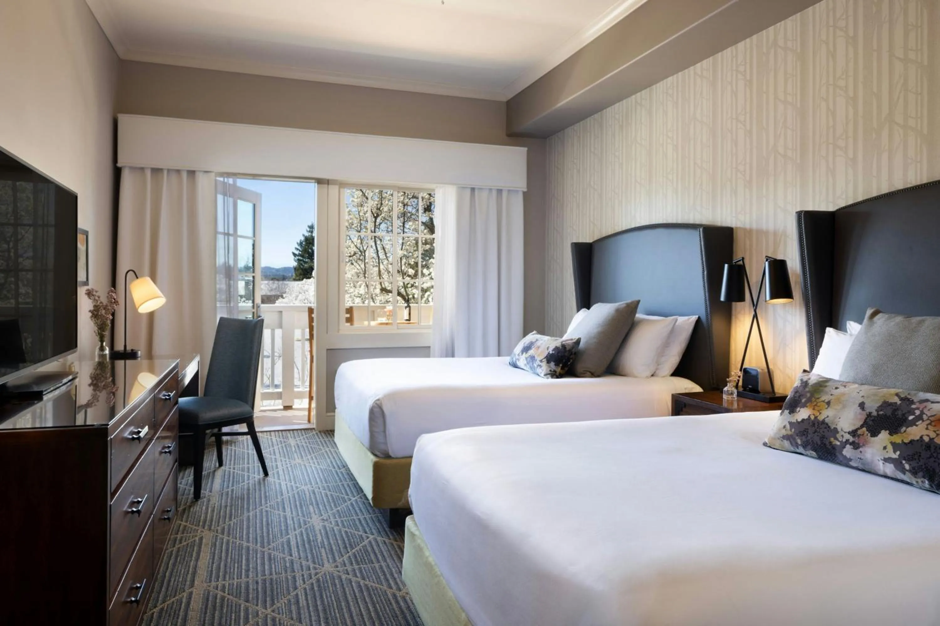 Photo of the whole room, Bed in River Terrace Inn