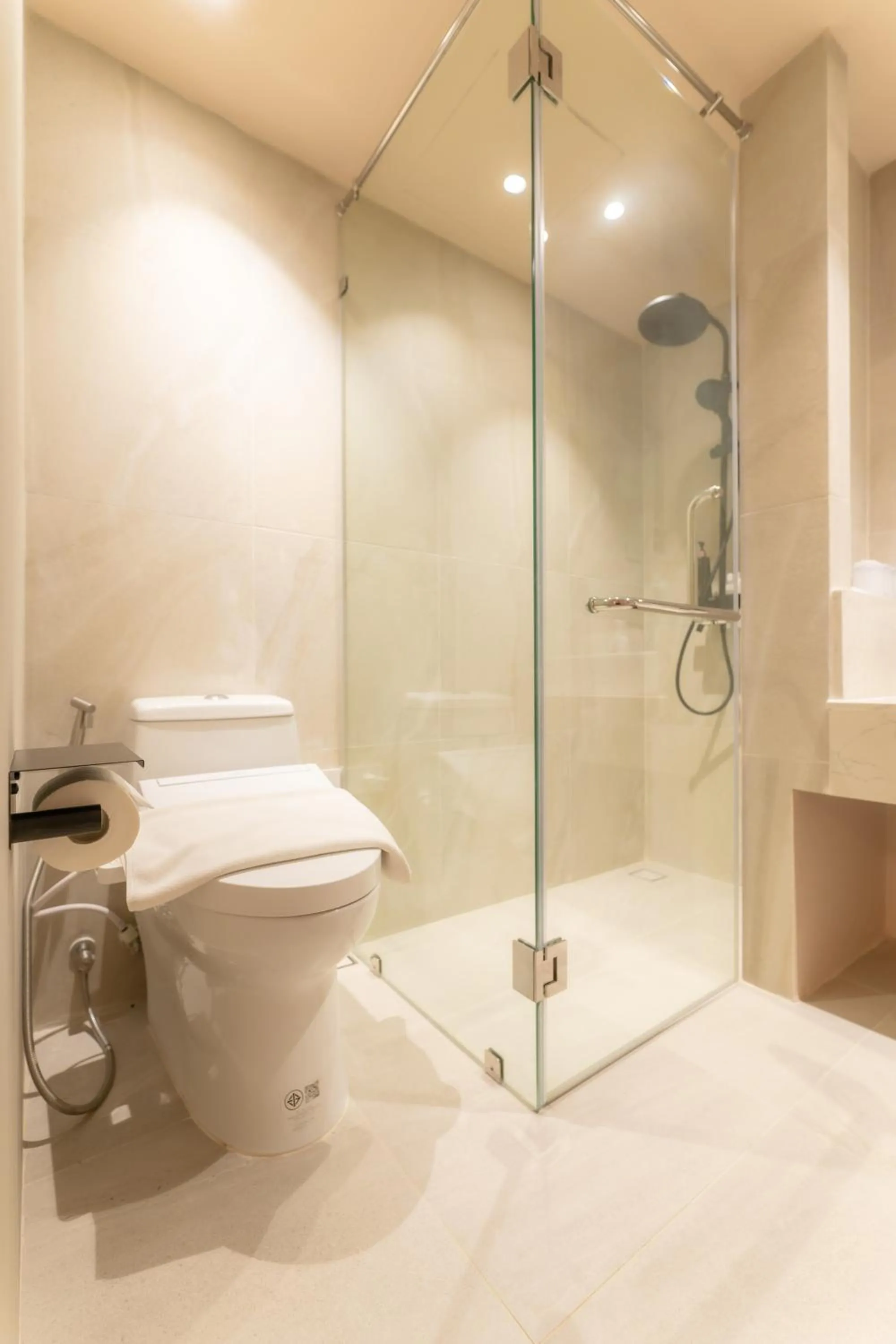 Shower in Mai Hotel Chiang Mai ใหม่โฮเทล เชียงใหม่