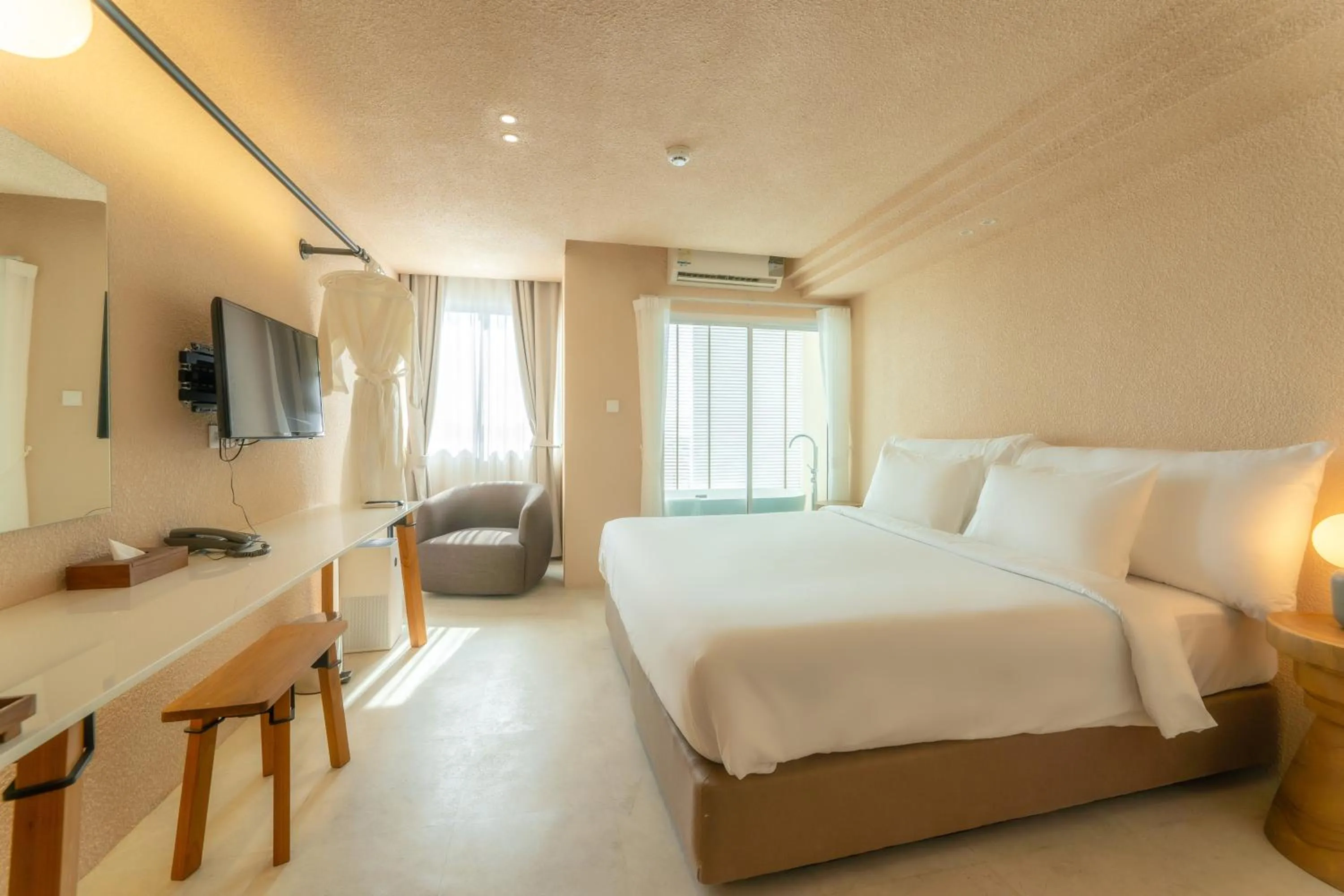 Photo of the whole room, Bed in Mai Hotel Chiang Mai ใหม่โฮเทล เชียงใหม่