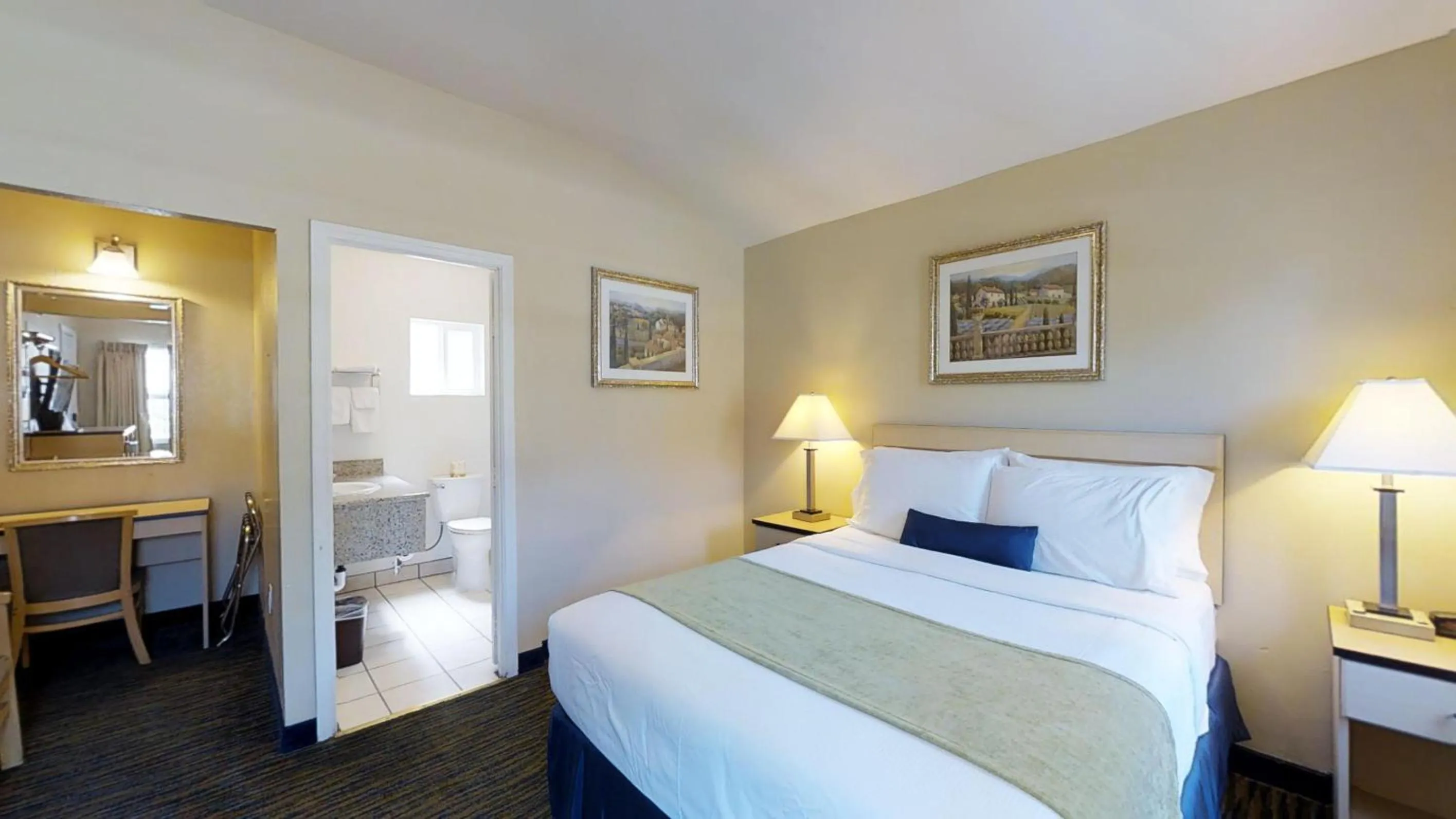 Photo of the whole room, Bed in Napa Discovery Inn