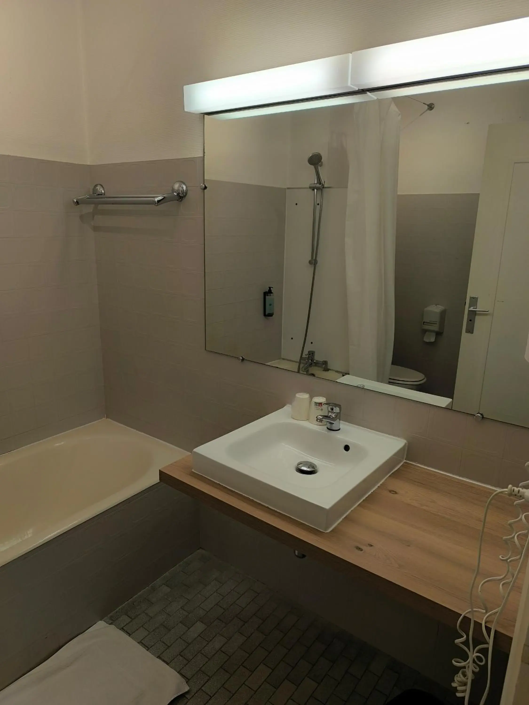 Triple Room in Adonis Lyon Est Hôtel Artys Triple Room in Adonis Lyon Est Hôtel Artys