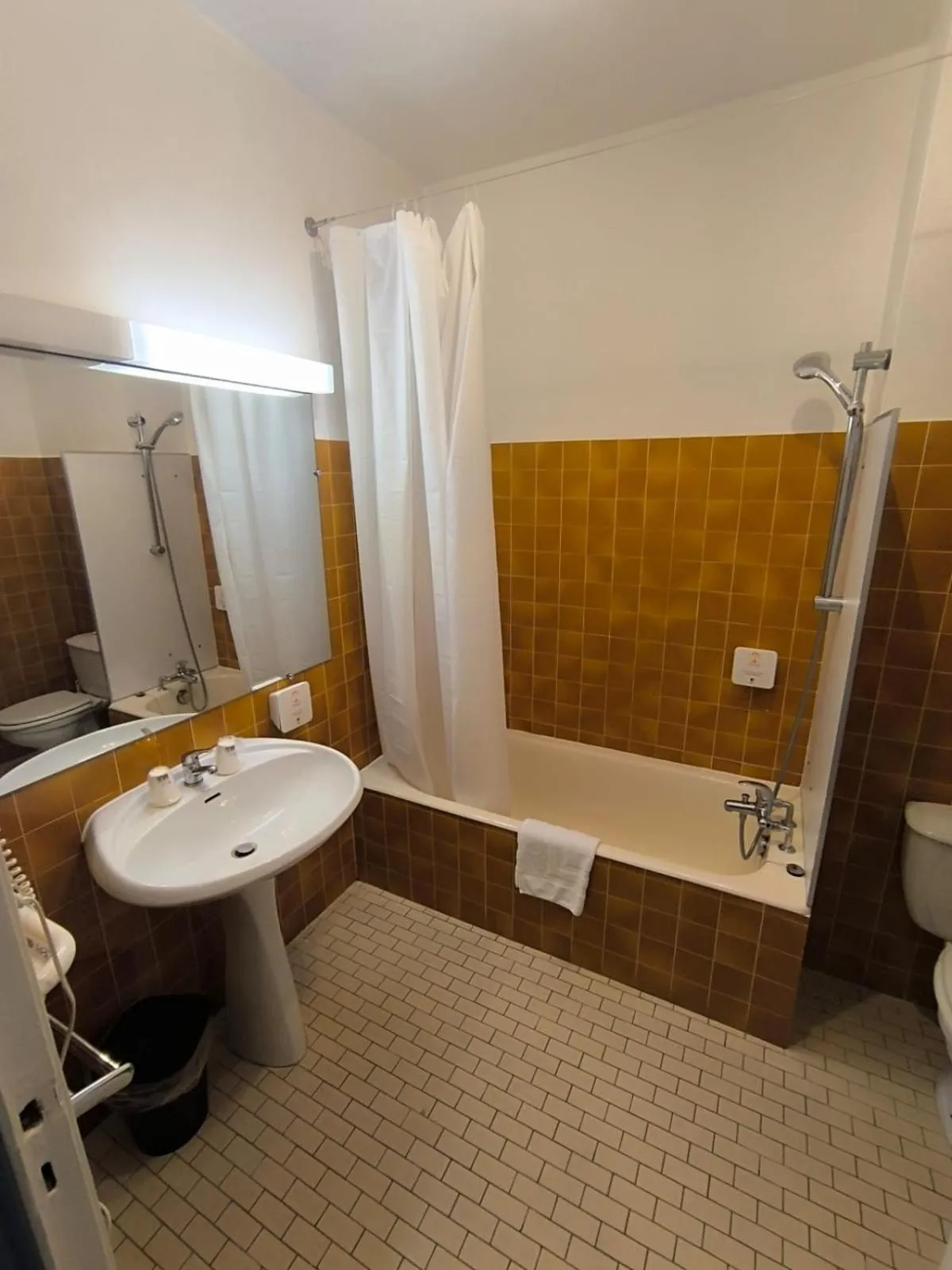 Bathroom in Adonis Lyon Est Hôtel Artys