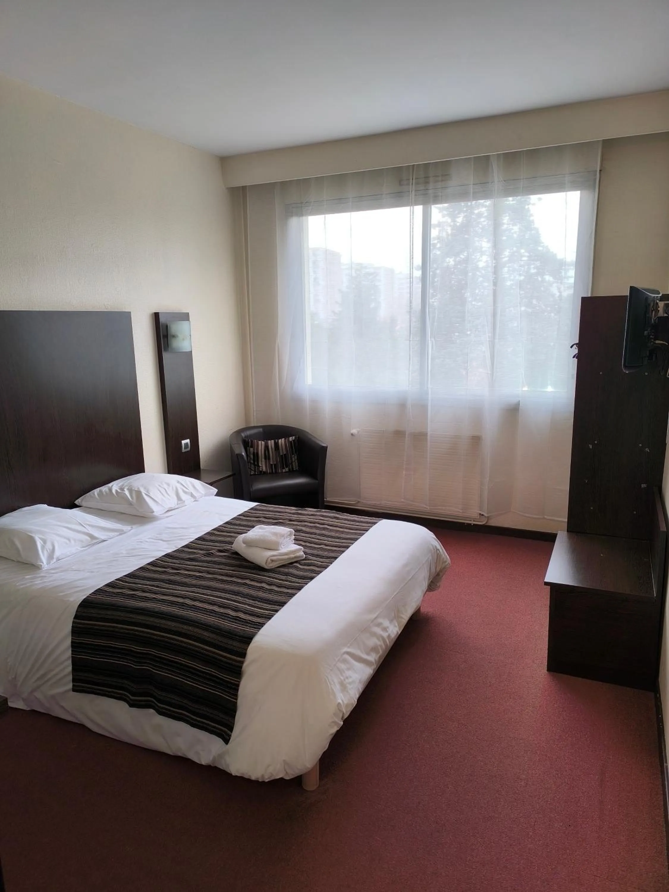 Bed in Adonis Lyon Est Hôtel Artys