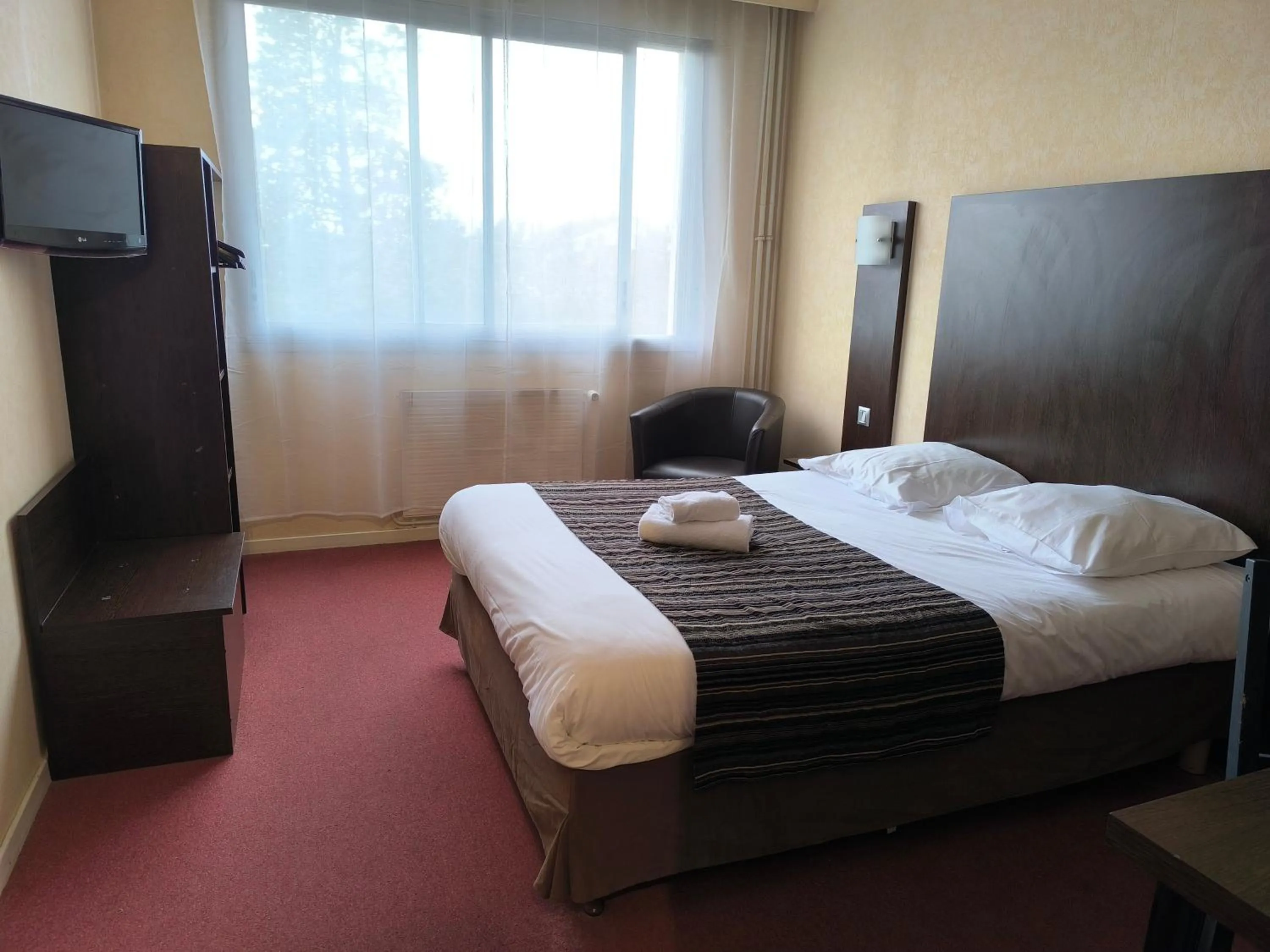 Bed in Adonis Lyon Est Hôtel Artys