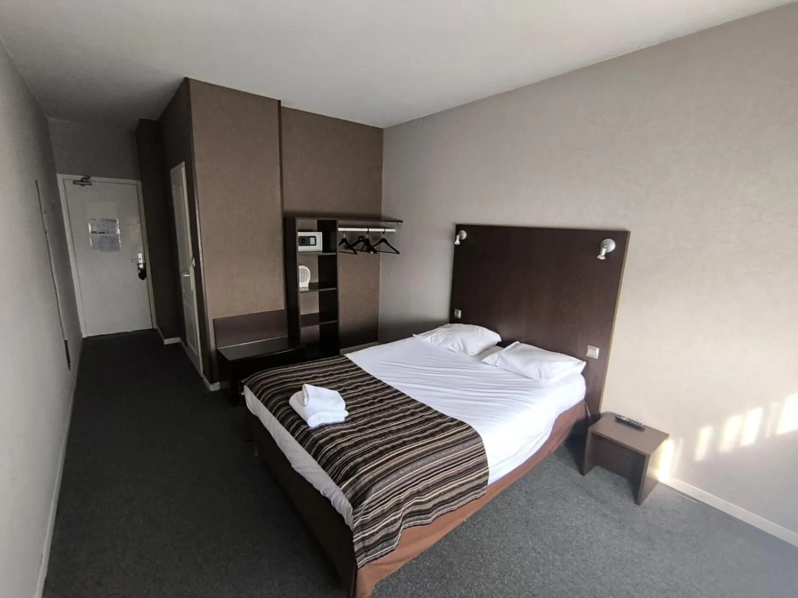 Bed in Adonis Lyon Est Hôtel Artys