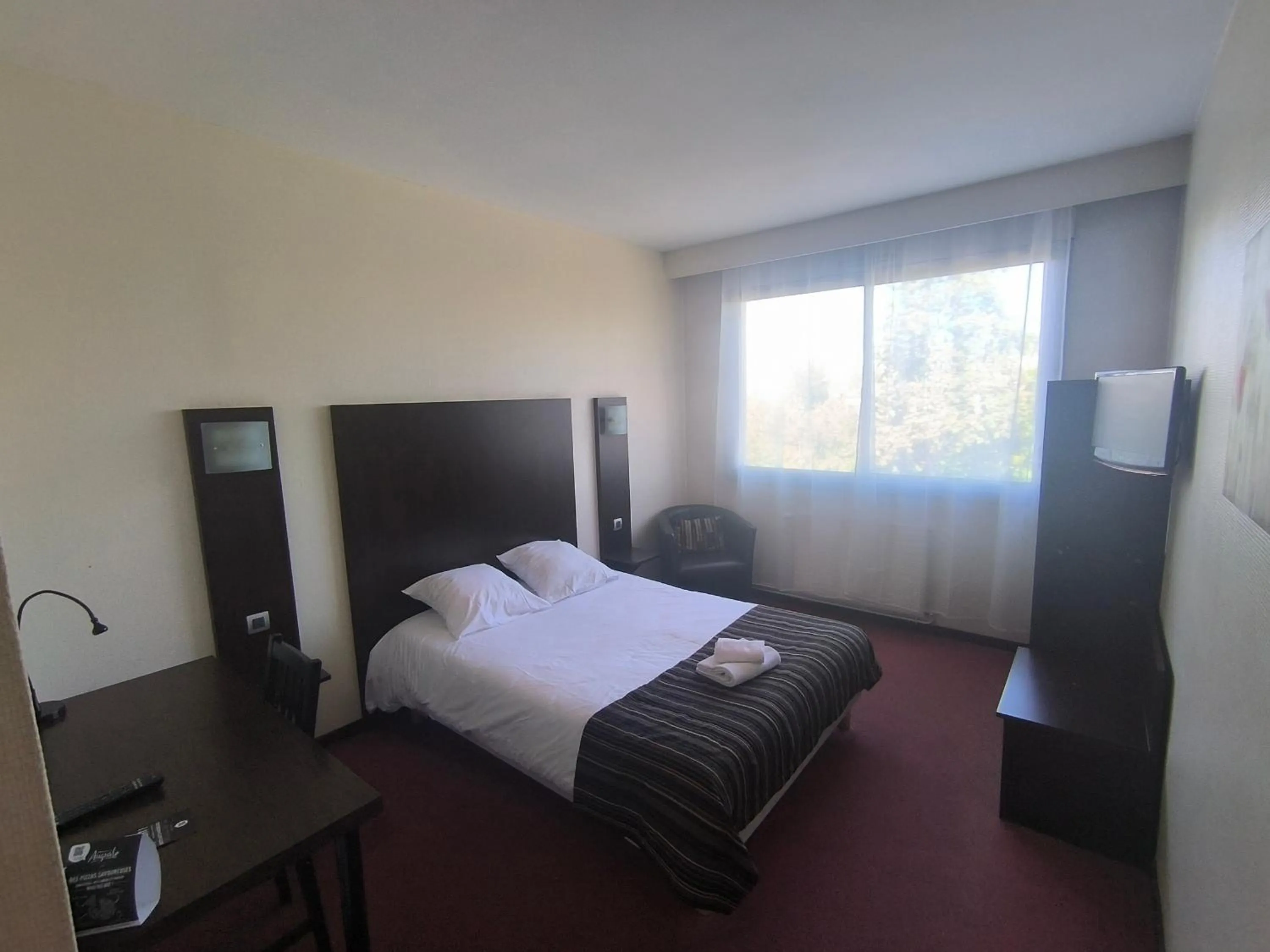 Bed in Adonis Lyon Est Hôtel Artys