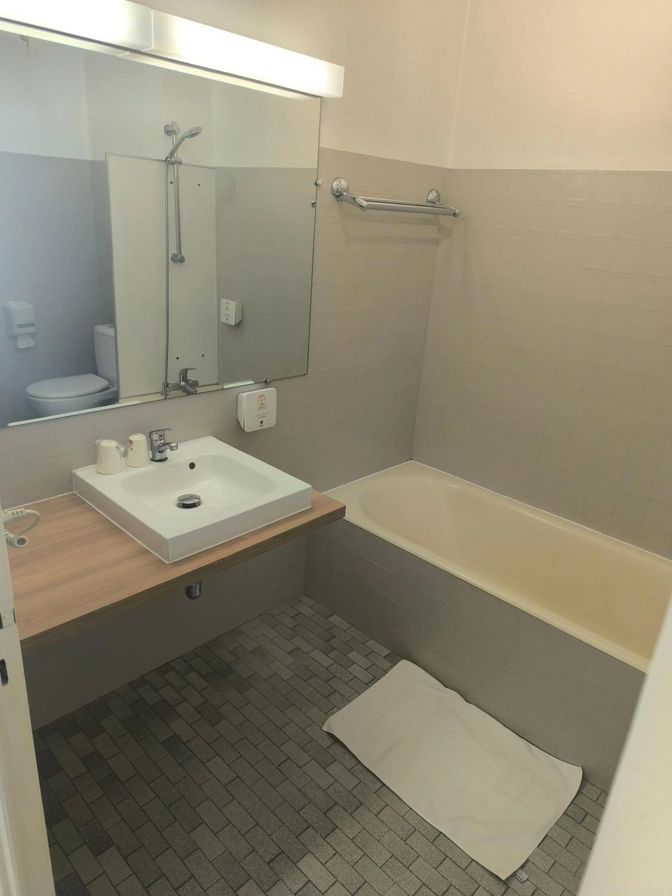 Bathroom in Adonis Lyon Est Hôtel Artys