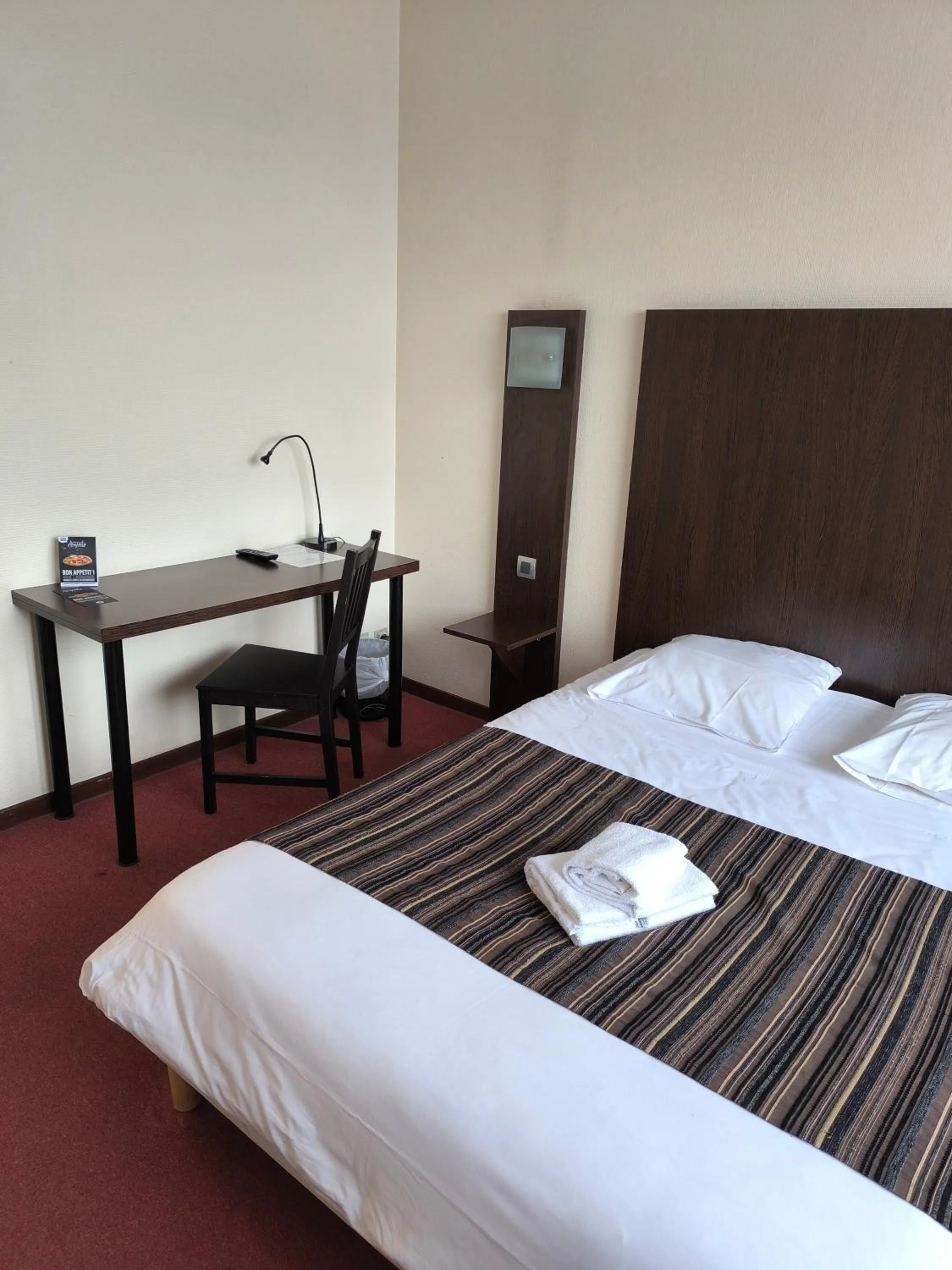 Bed in Adonis Lyon Est Hôtel Artys