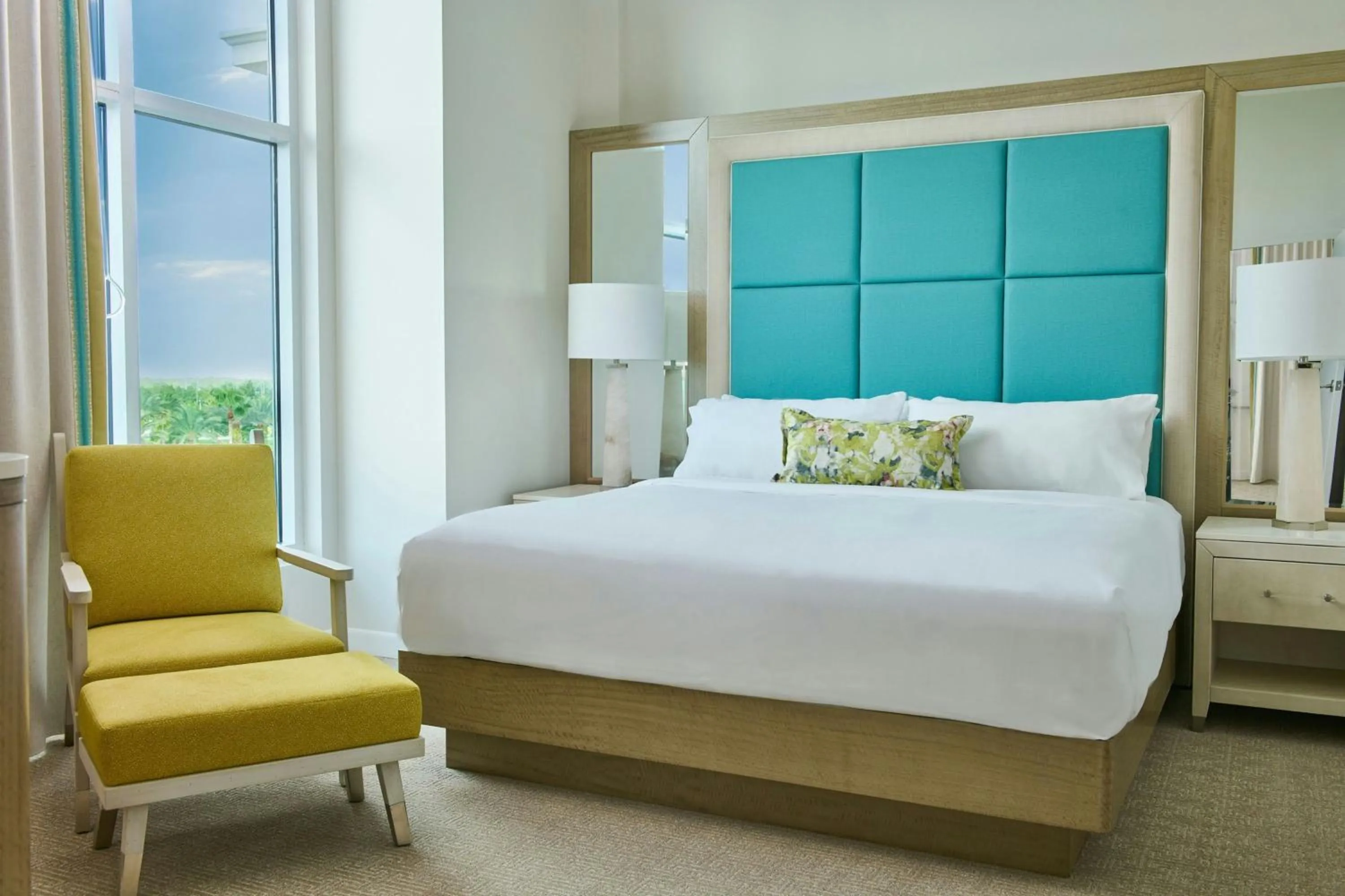 Bedroom, Bed in Gaylord Palms Resort & Convention Center