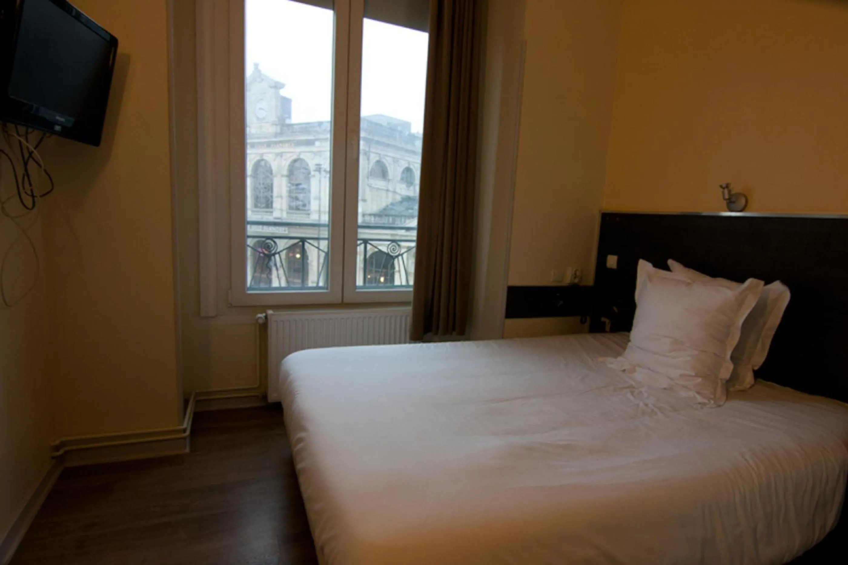 Photo of the whole room, Bed in Hotel De Londres