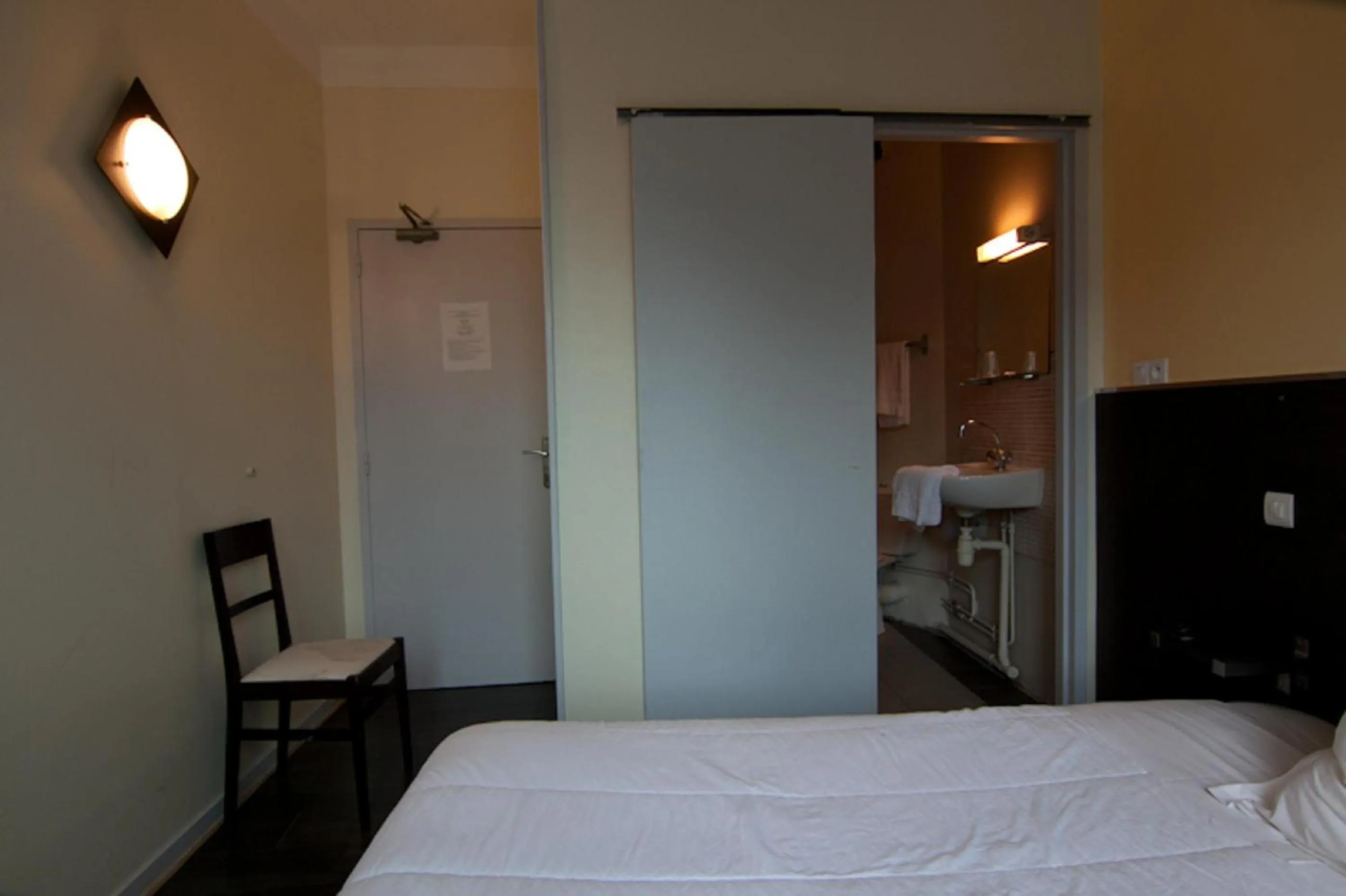 Photo of the whole room, Bed in Hotel De Londres