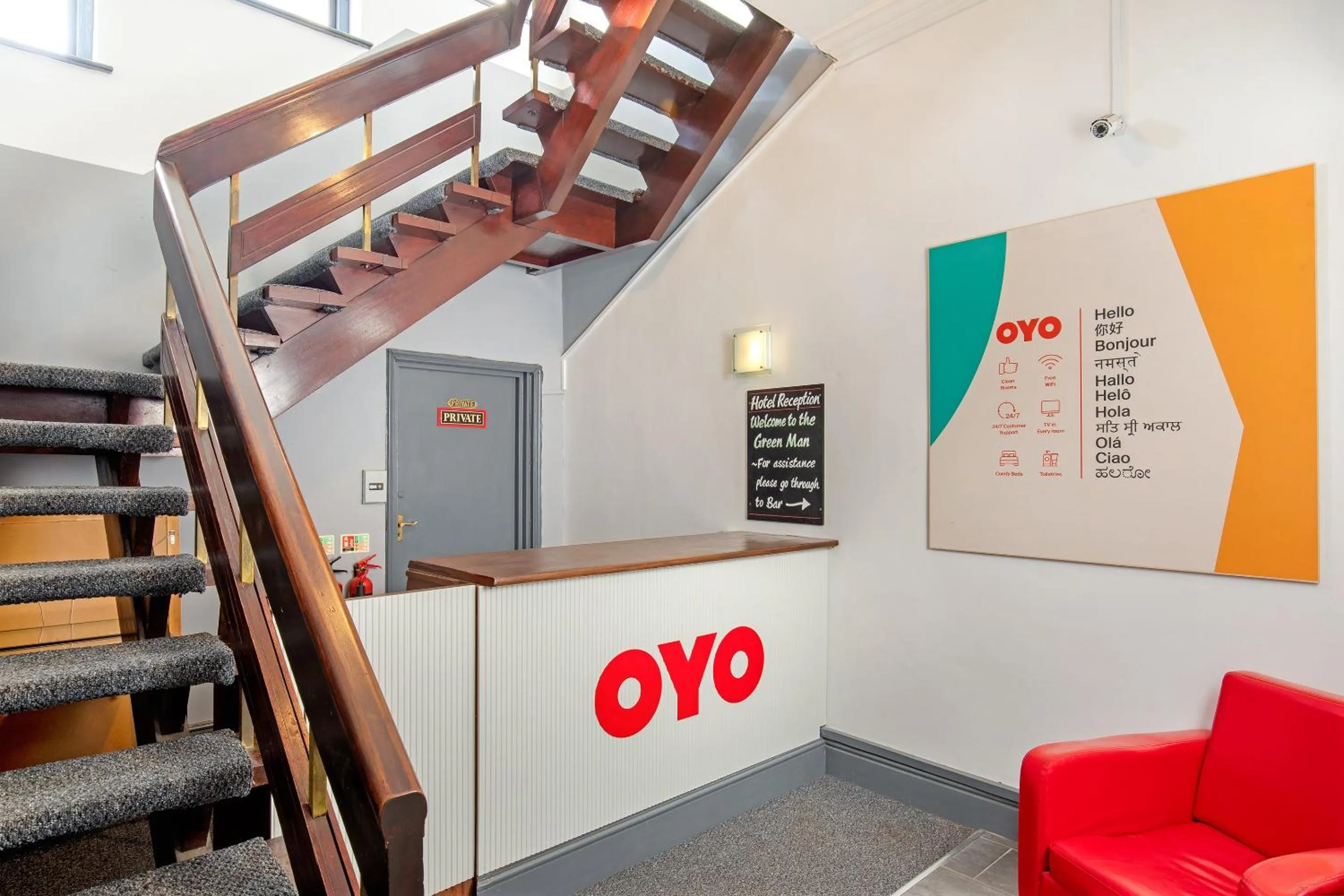 Lobby or reception in OYO The Green Man Pub And Hotel