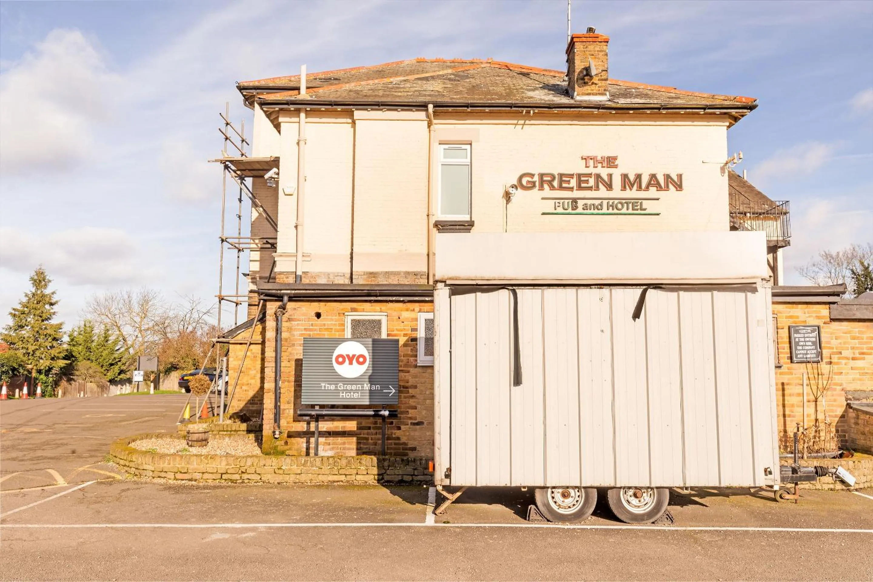Facade/entrance in OYO The Green Man Pub And Hotel