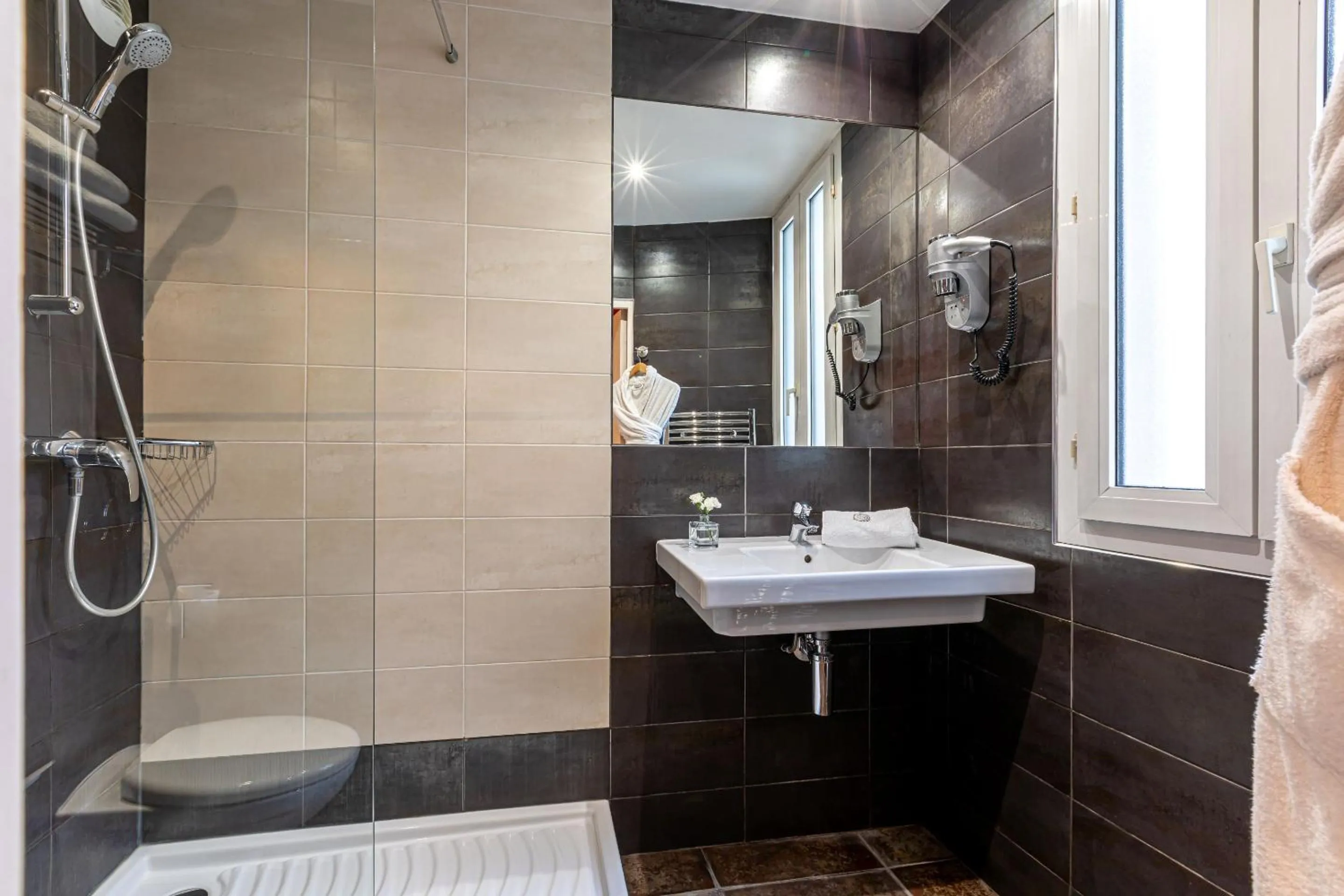 Shower in Hotel Ariane Montparnasse by Patrick Hayat