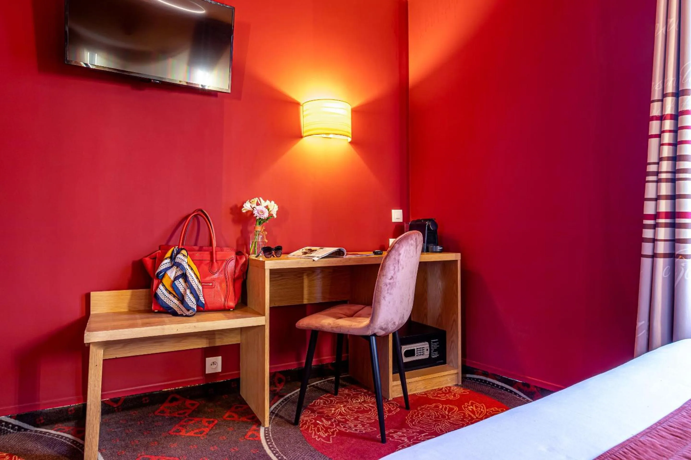 TV and multimedia in Hotel Ariane Montparnasse by Patrick Hayat