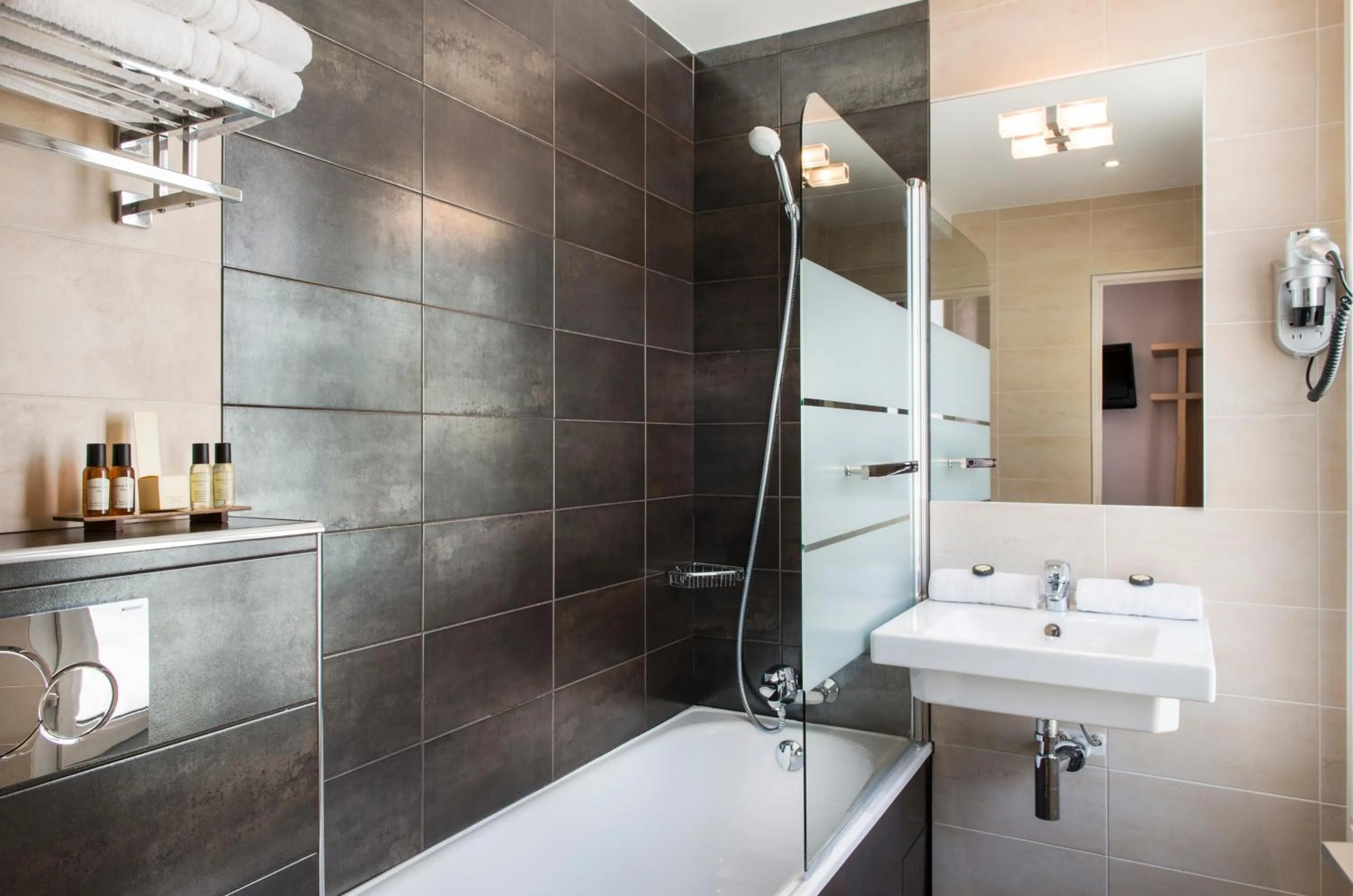 Bathroom in Hotel Ariane Montparnasse by Patrick Hayat