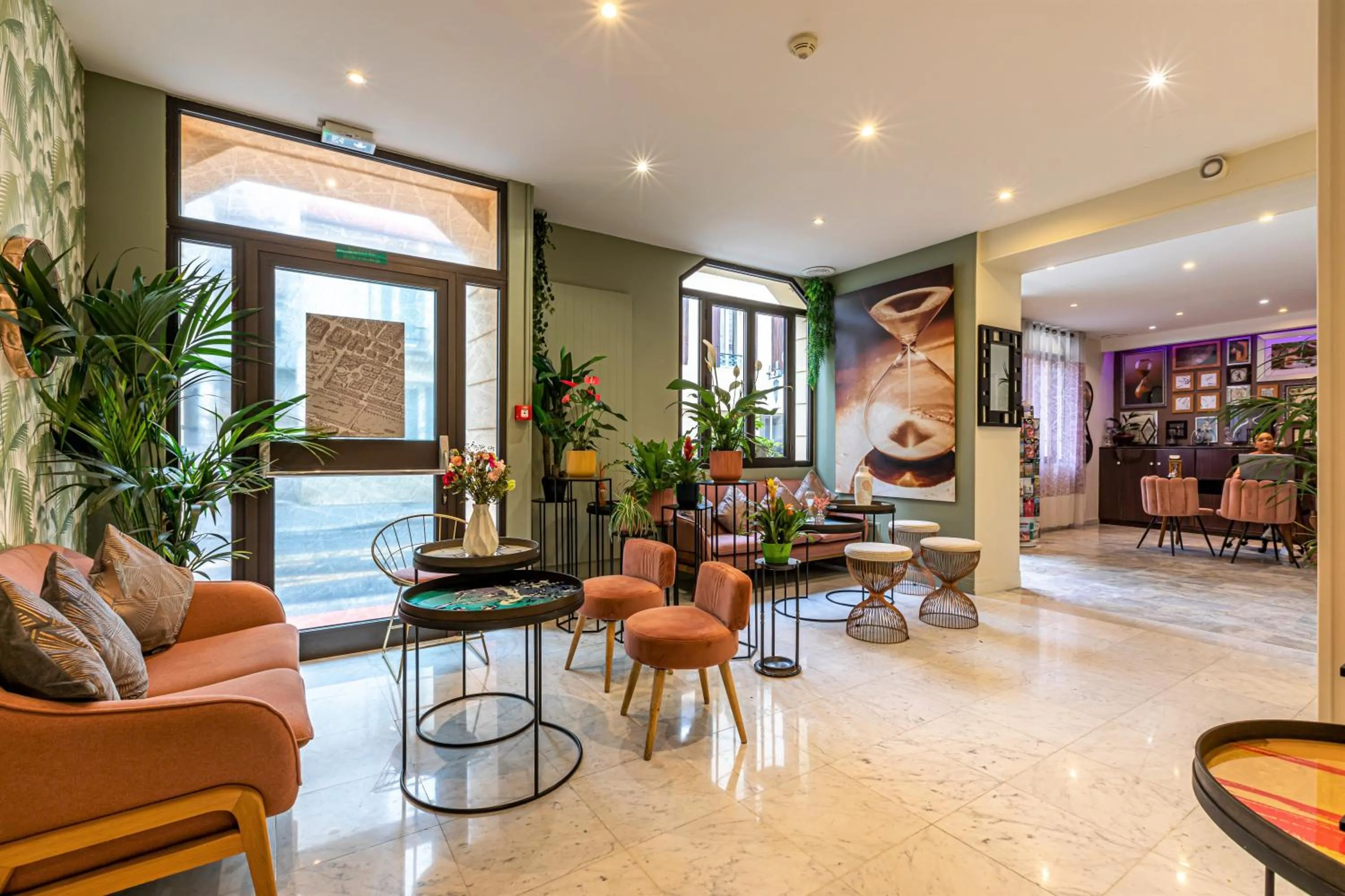 Lobby or reception in Hotel Ariane Montparnasse by Patrick Hayat