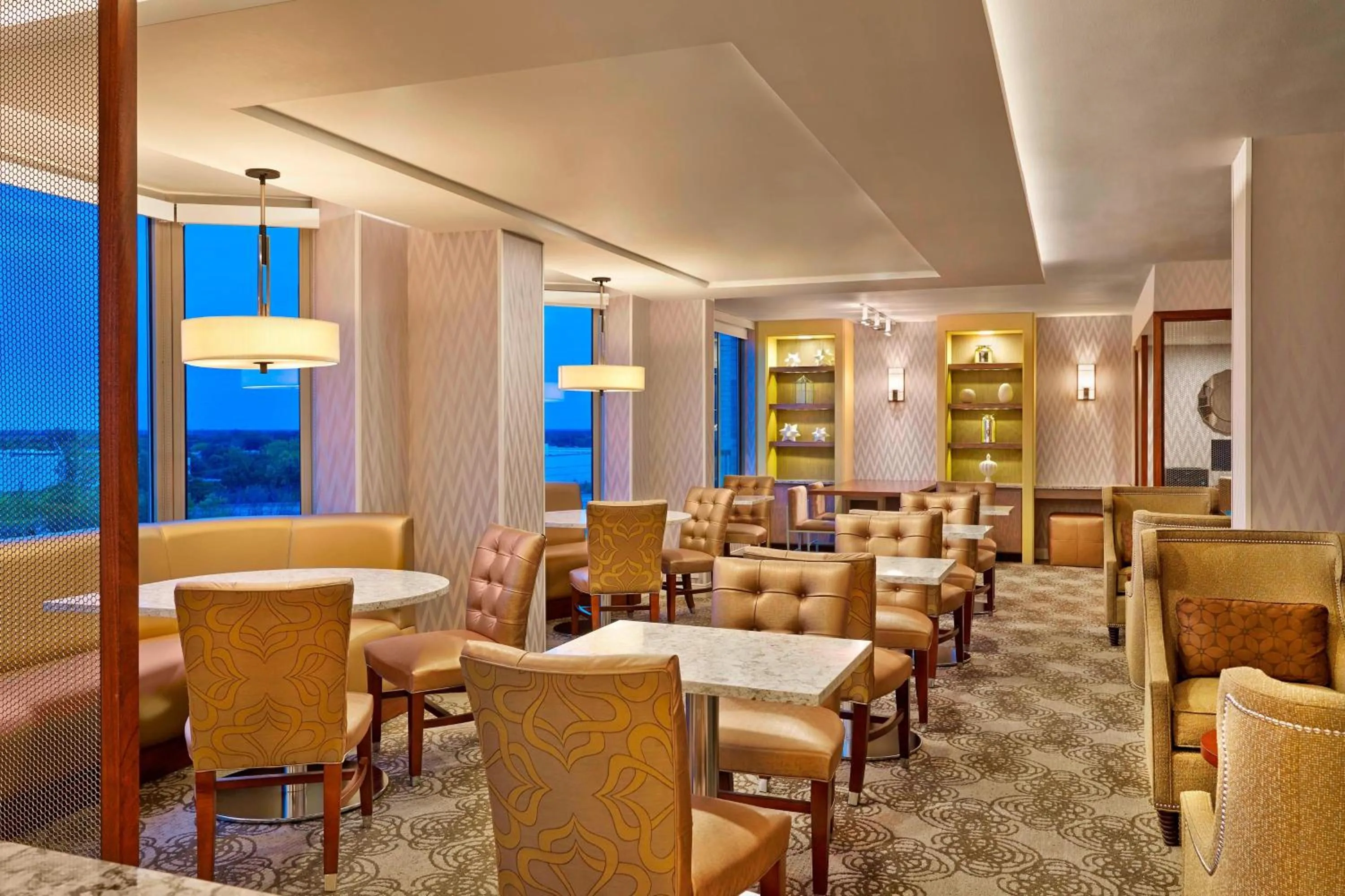 Lounge or bar in Sheraton Suites Chicago Elk Grove