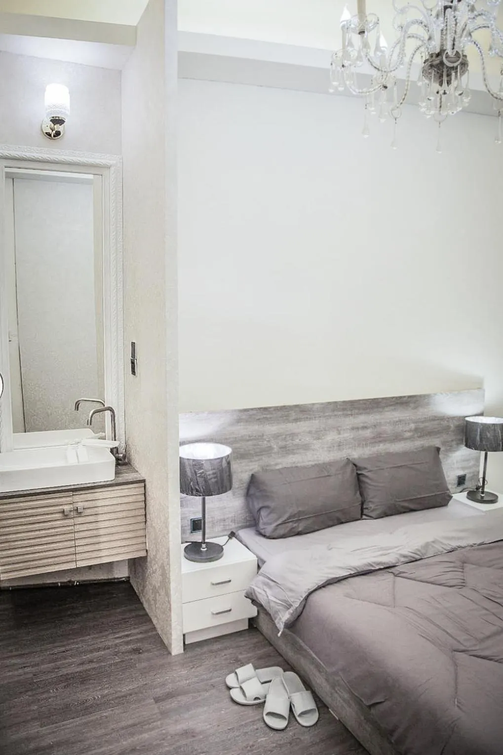 Photo of the whole room in Summer Night