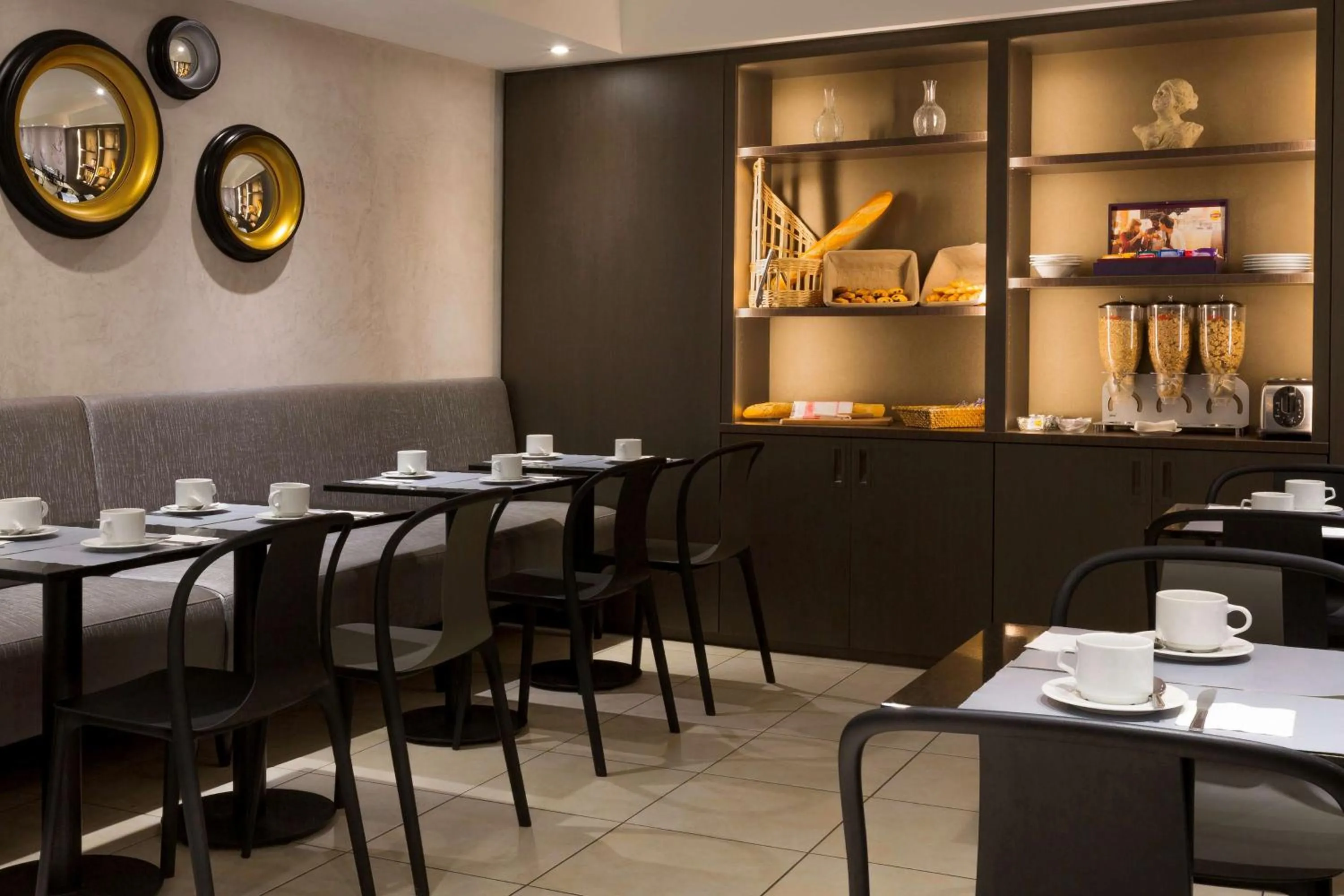 Restaurant/places to eat in Hotel Paris Italie