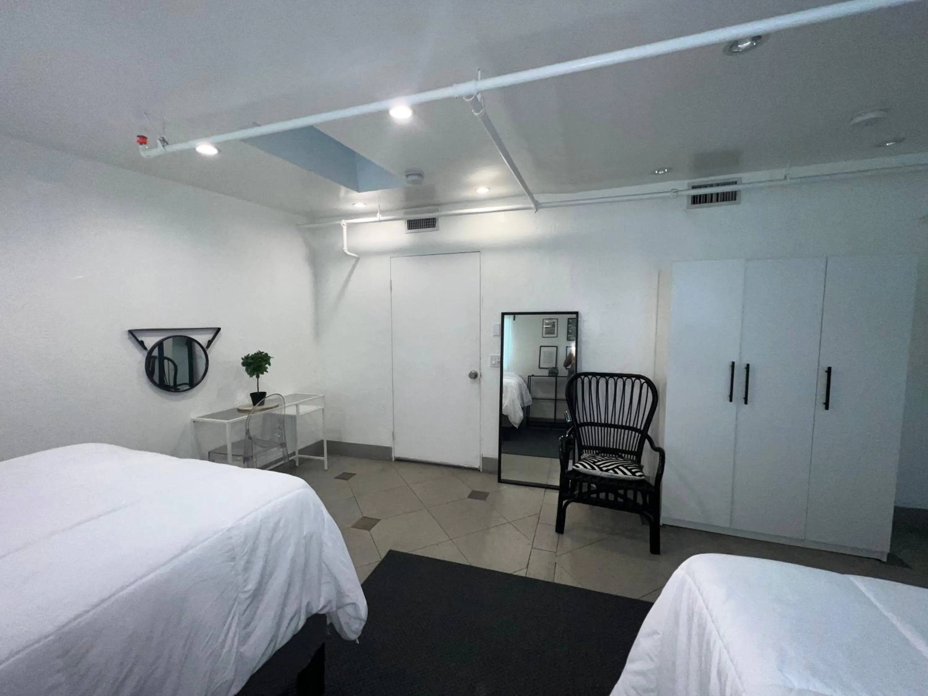 Communal lounge/ TV room, Bed in Culver City Hostel