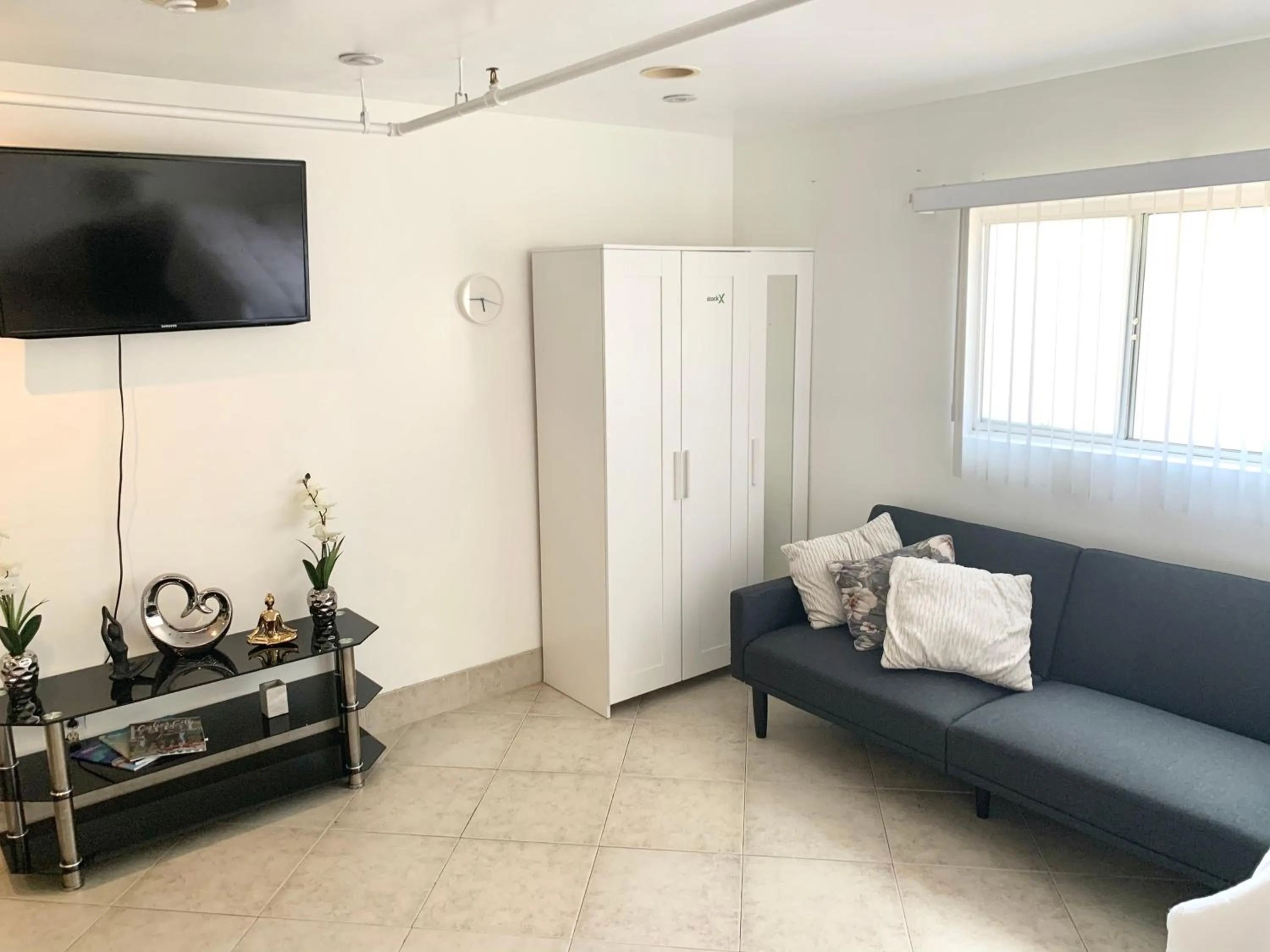 Communal lounge/ TV room in Culver City Hostel