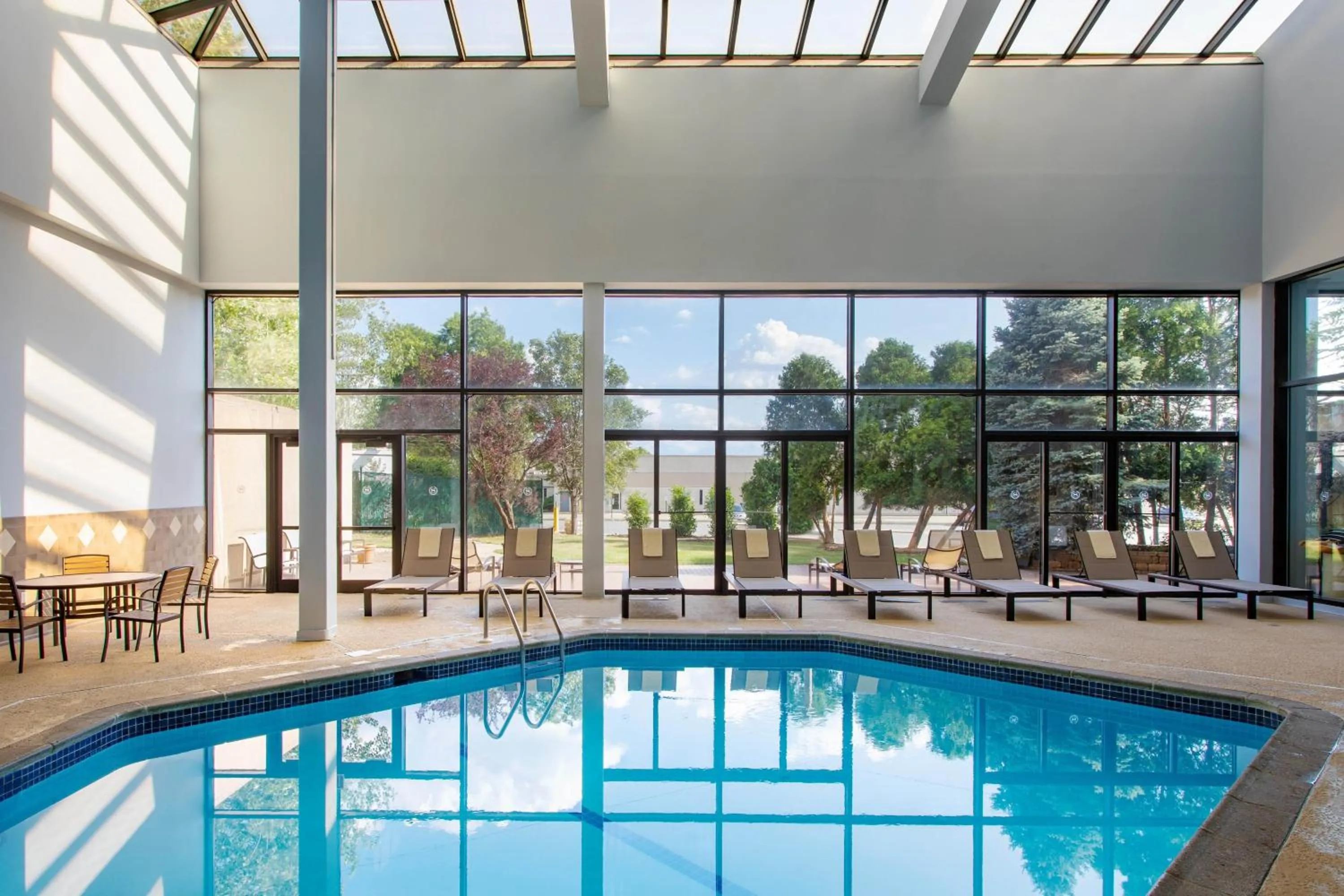 Swimming pool in Sheraton Edison