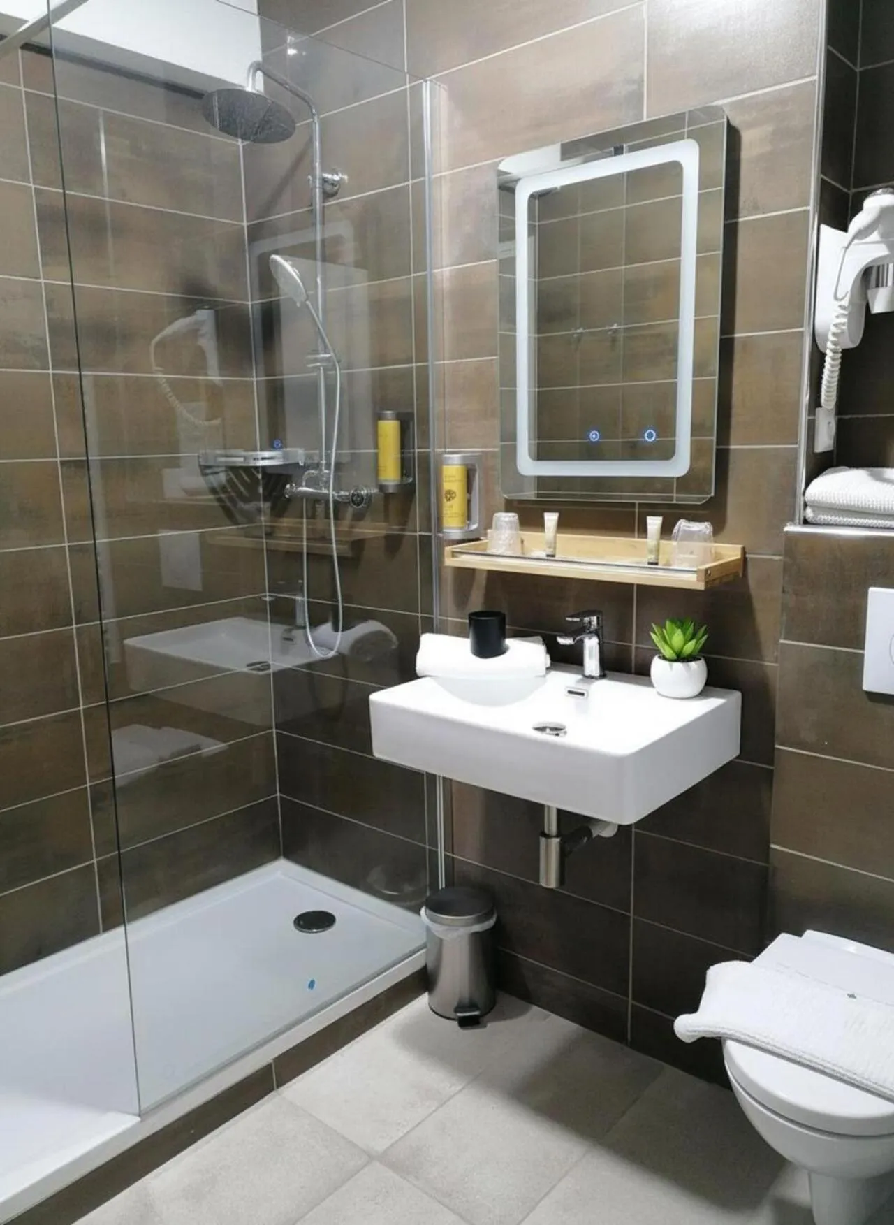 Shower in La Buissonnière