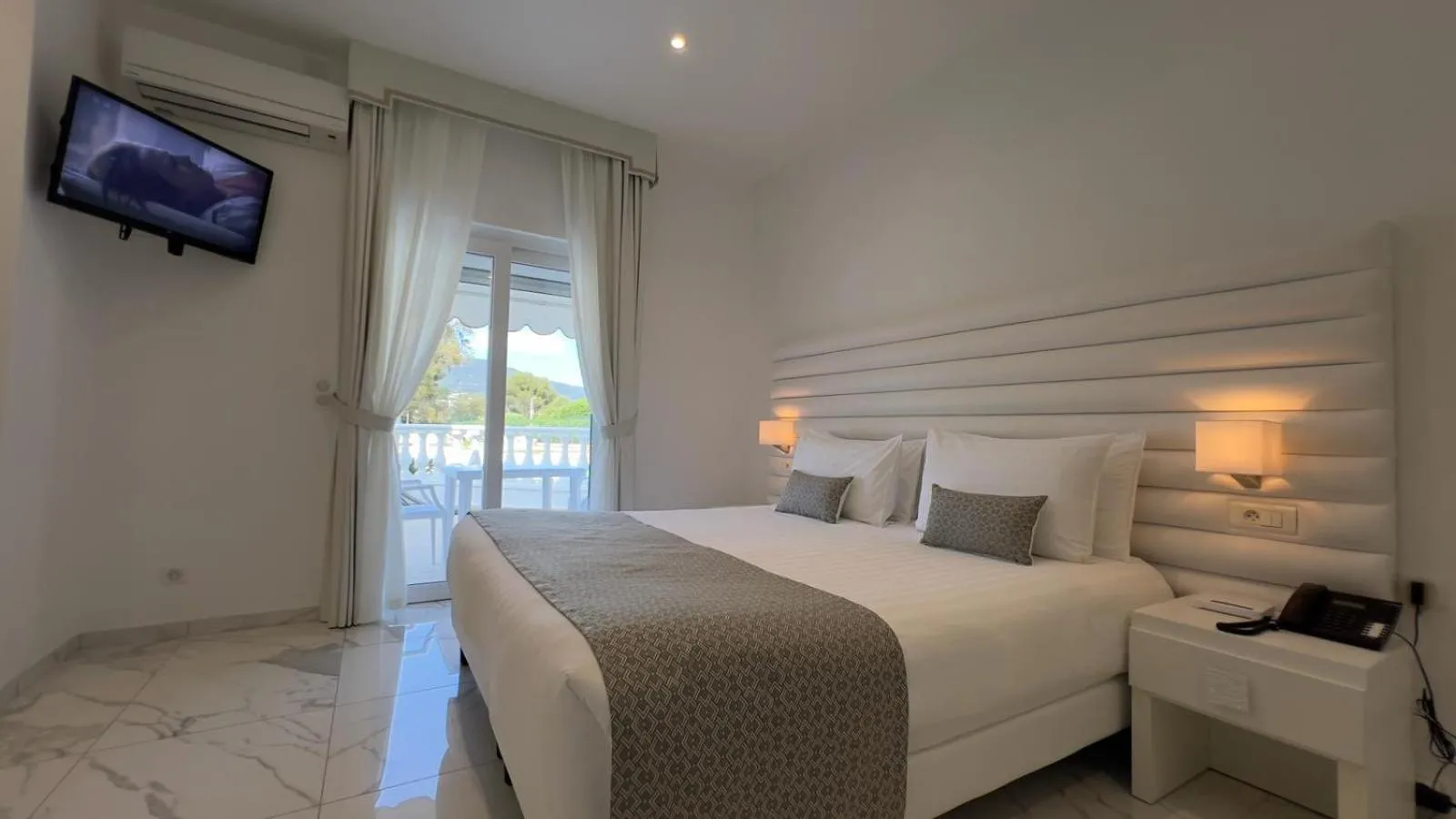 Bed in Hotel La Calanque