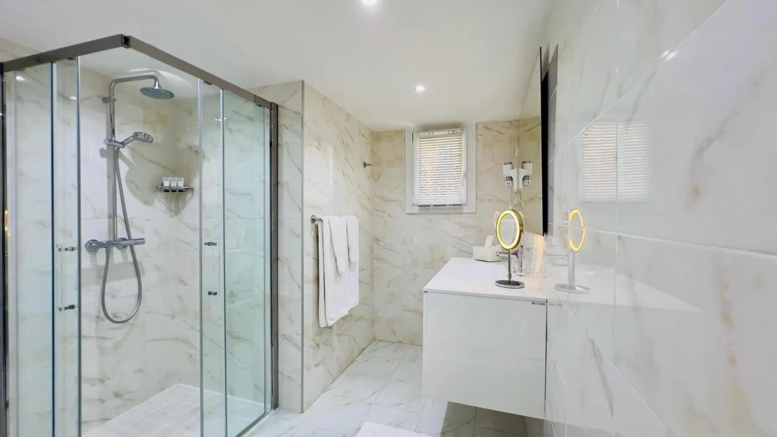 Shower in Hotel La Calanque