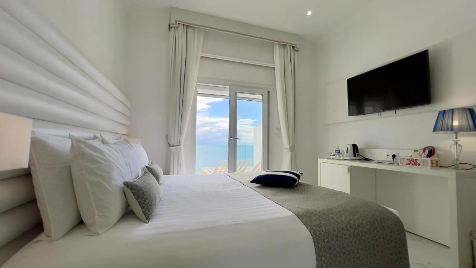 Bed in Hotel La Calanque